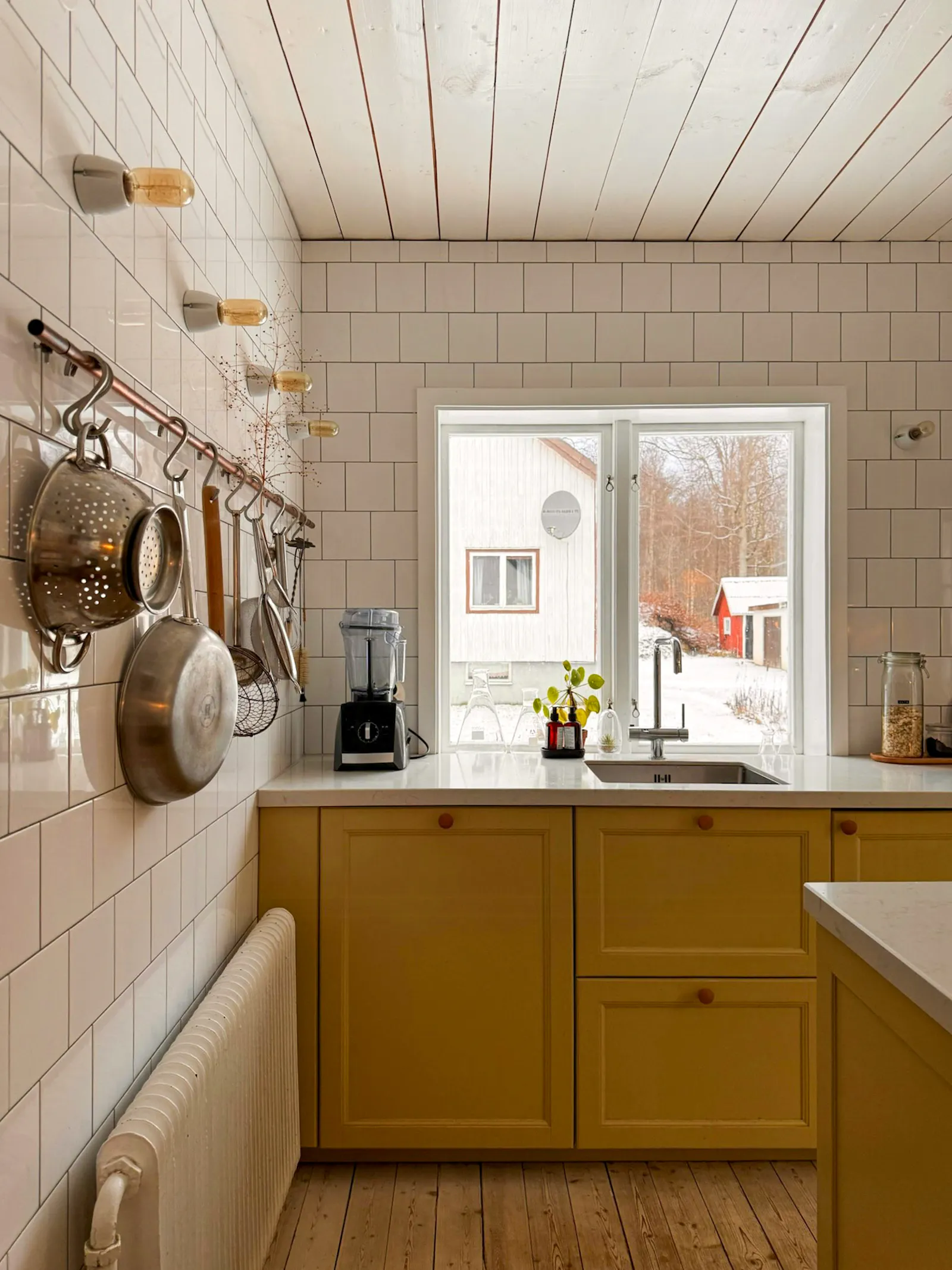 Mysigt hus omgivet av naturen – bild 5 av 17