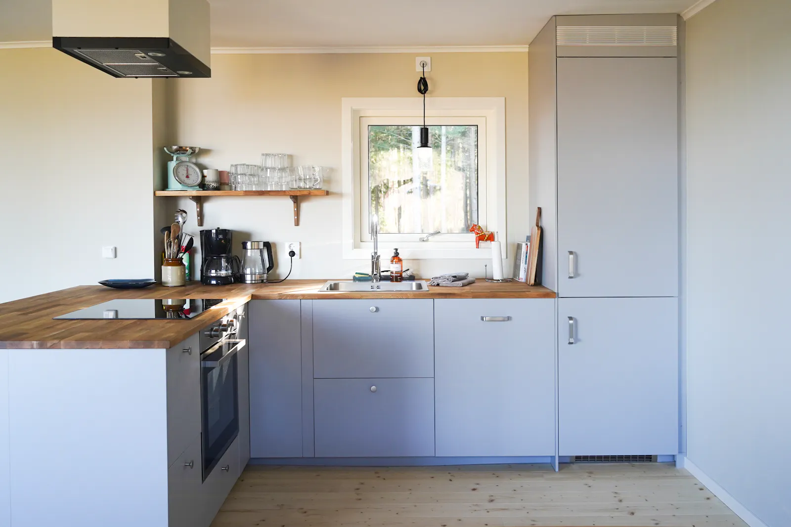 Skogsnära stuga med utsikt över Västra Öresjön – bild 6 av 24
