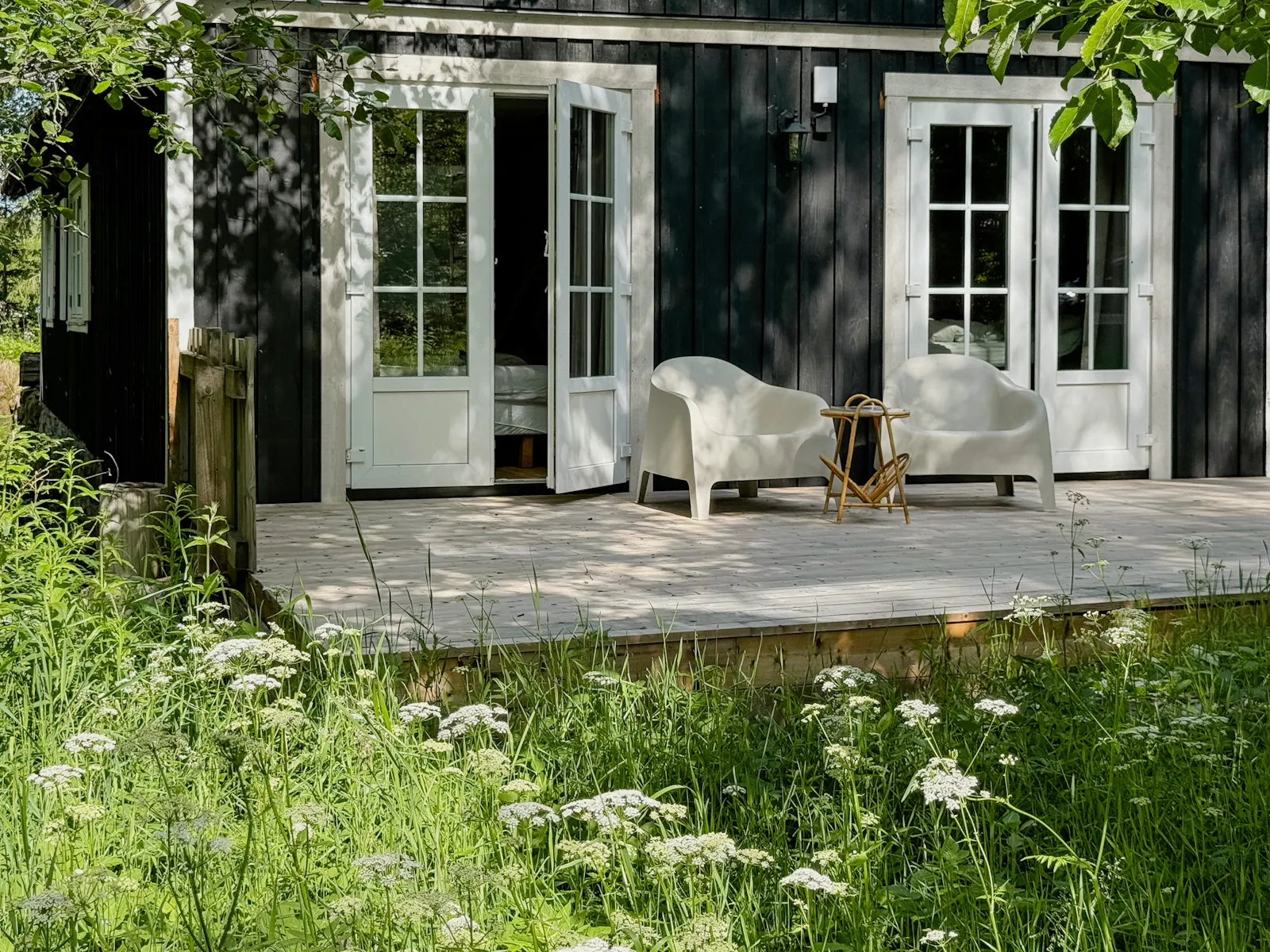 En gammal vattenkvarn vid en bäck och en vacker skog – bild 3 av 24