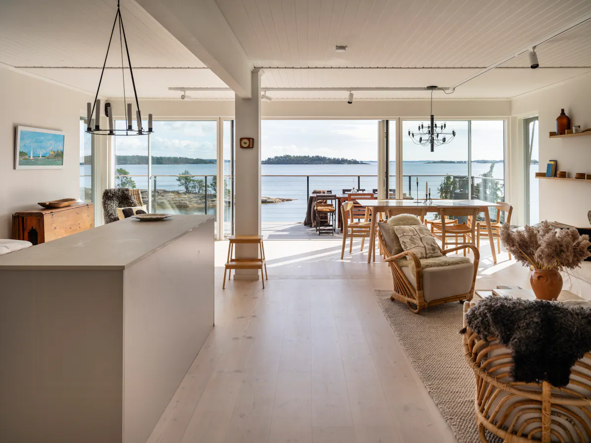 Hus med bastu och brygga vid fjorden nära Trosa
