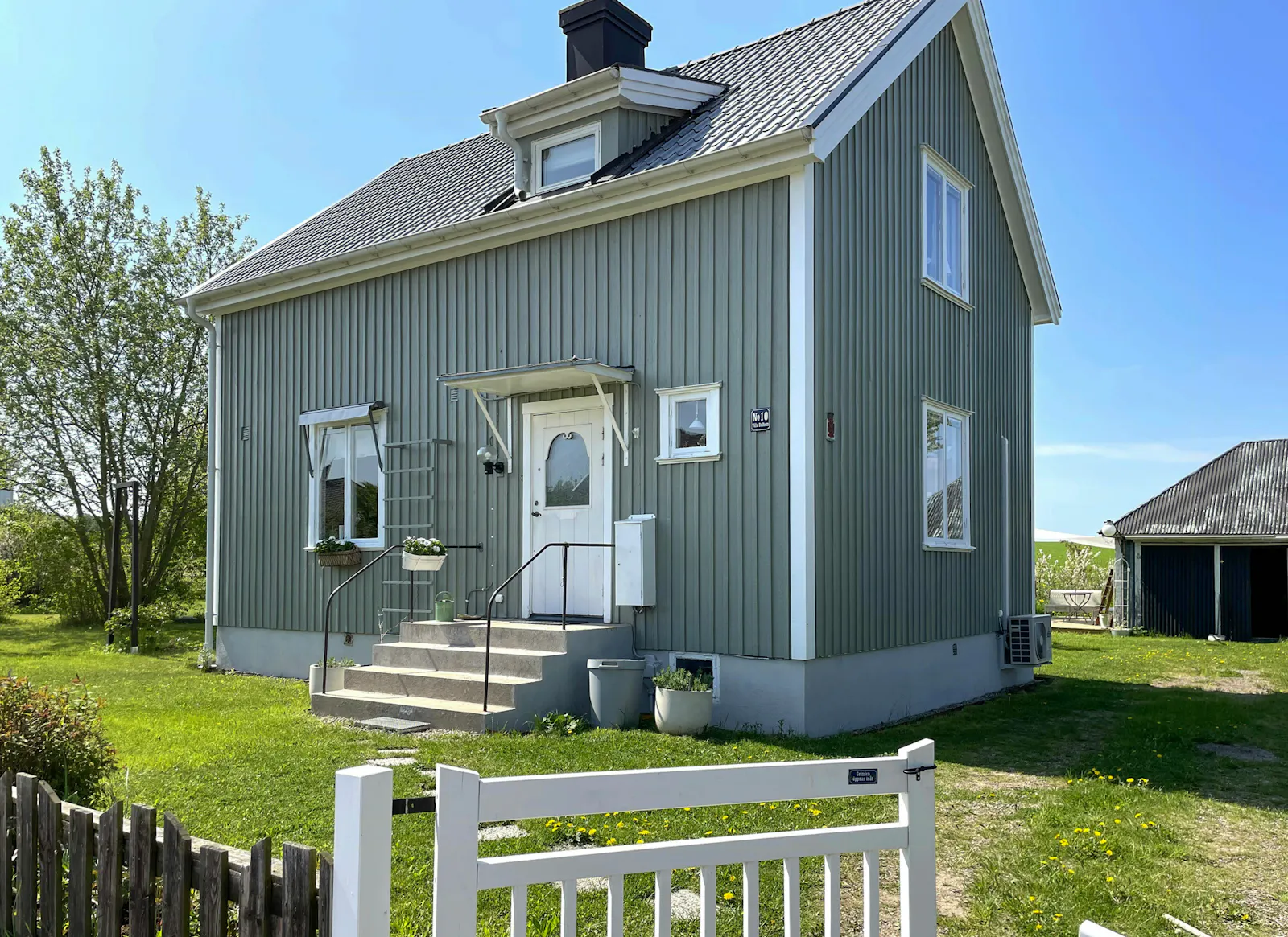 En lugn oas med härlig villaträdgård – bild 3 av 24