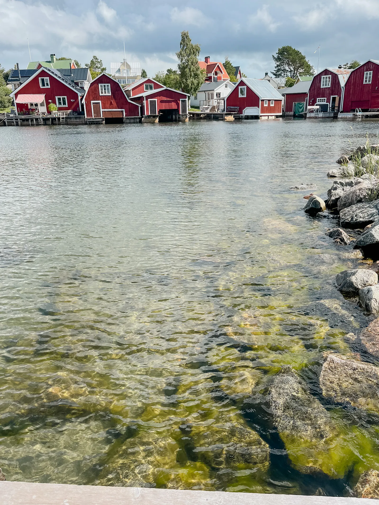 Stuga med havsutsikt och altan nära naturen – bild 24 av 24