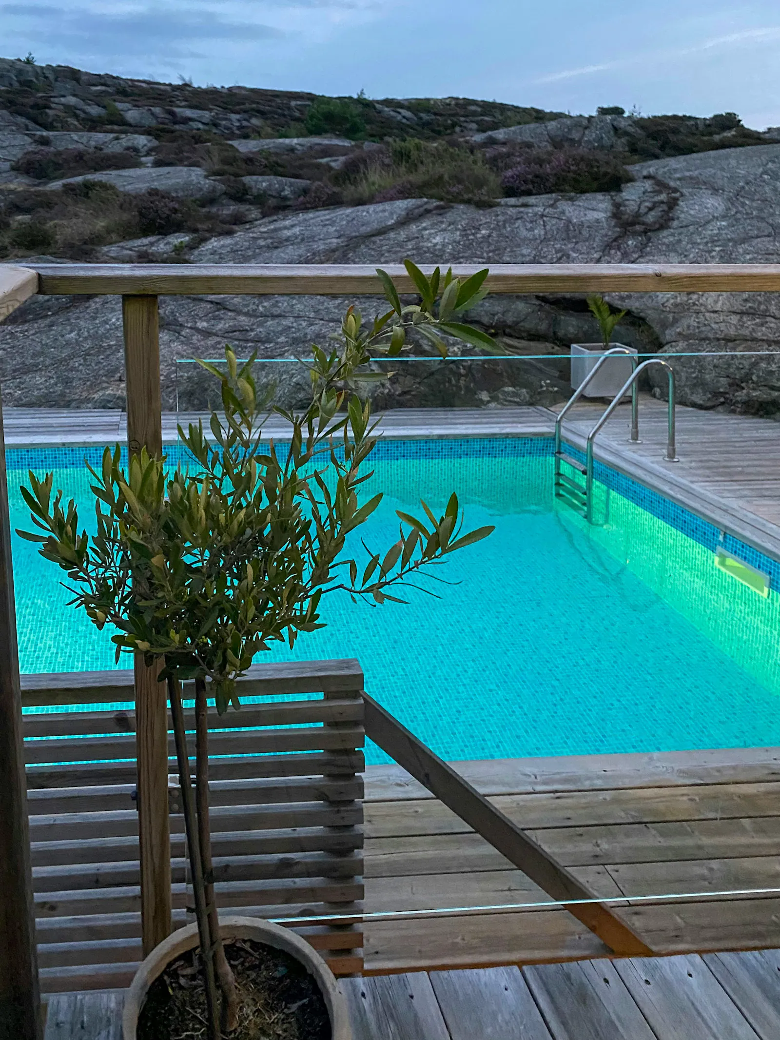 Havsnära hus med pool vid Hällevikstrand – bild 22 av 24