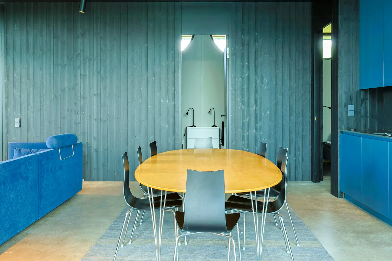 Modernt betonghus nära Glommens strand – bild 6 av 17