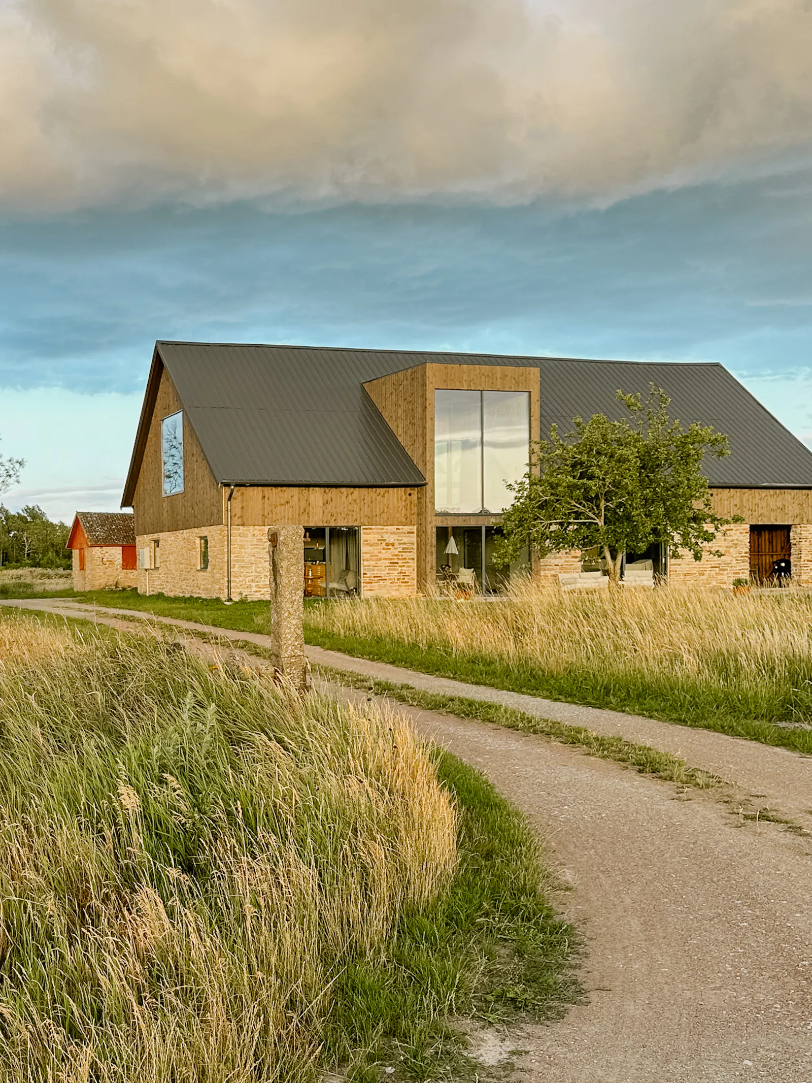 Kalkstensladugård med sikt över sundet på Öland – bild 2 av 24