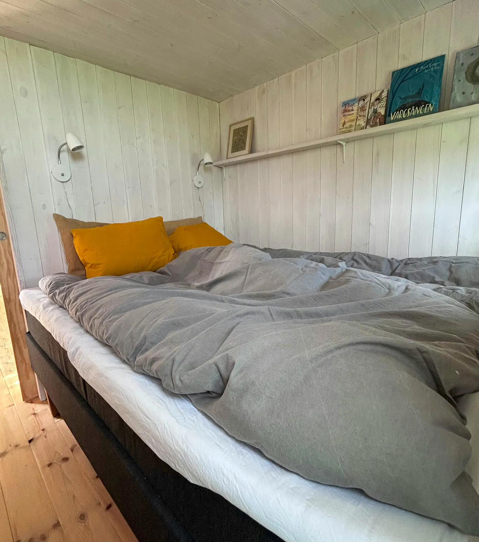 Litet hus bland äppelträd nära Vättern – bild 9 av 19