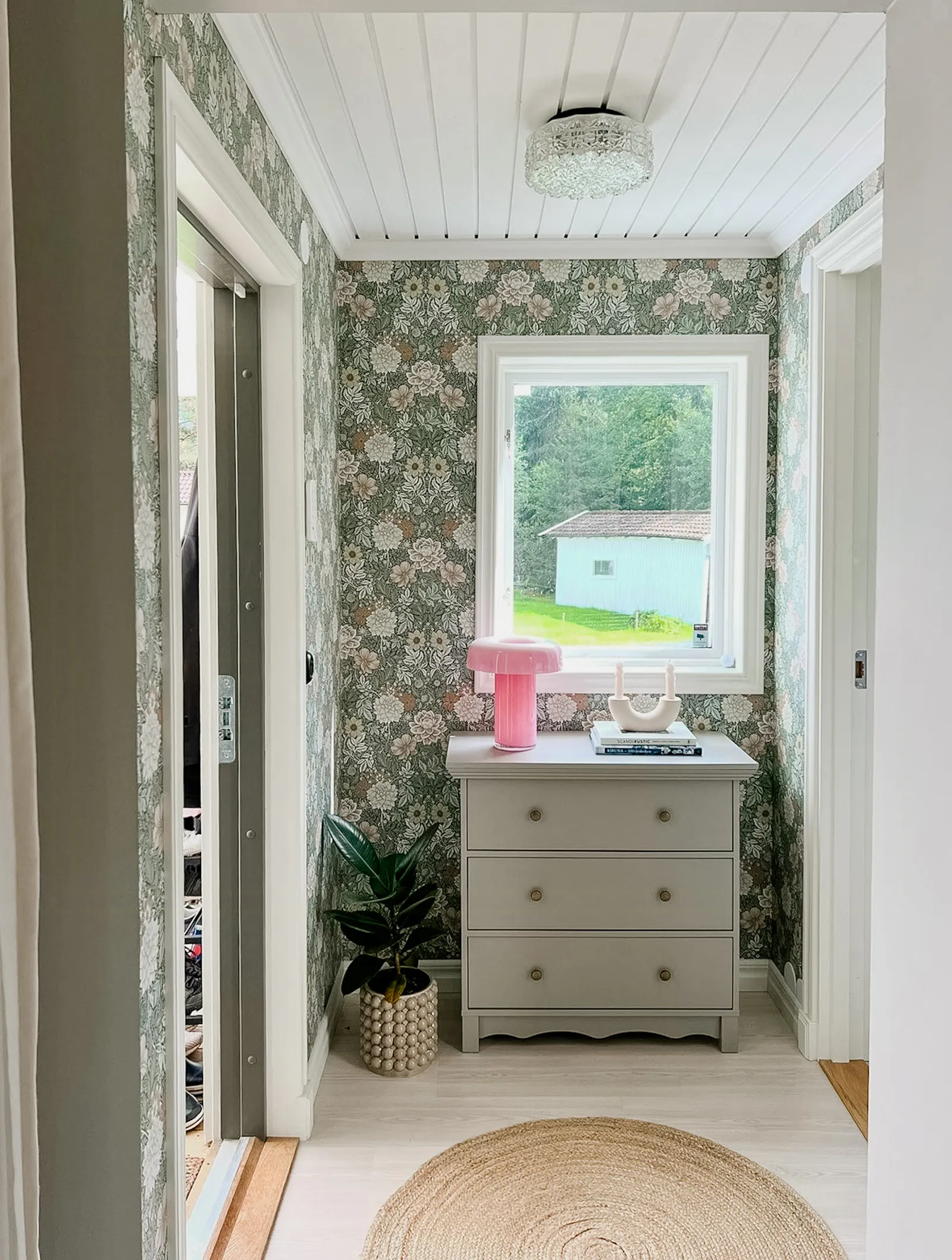 Sista huset vid skogen med utekök och badsjö – bild 12 av 24