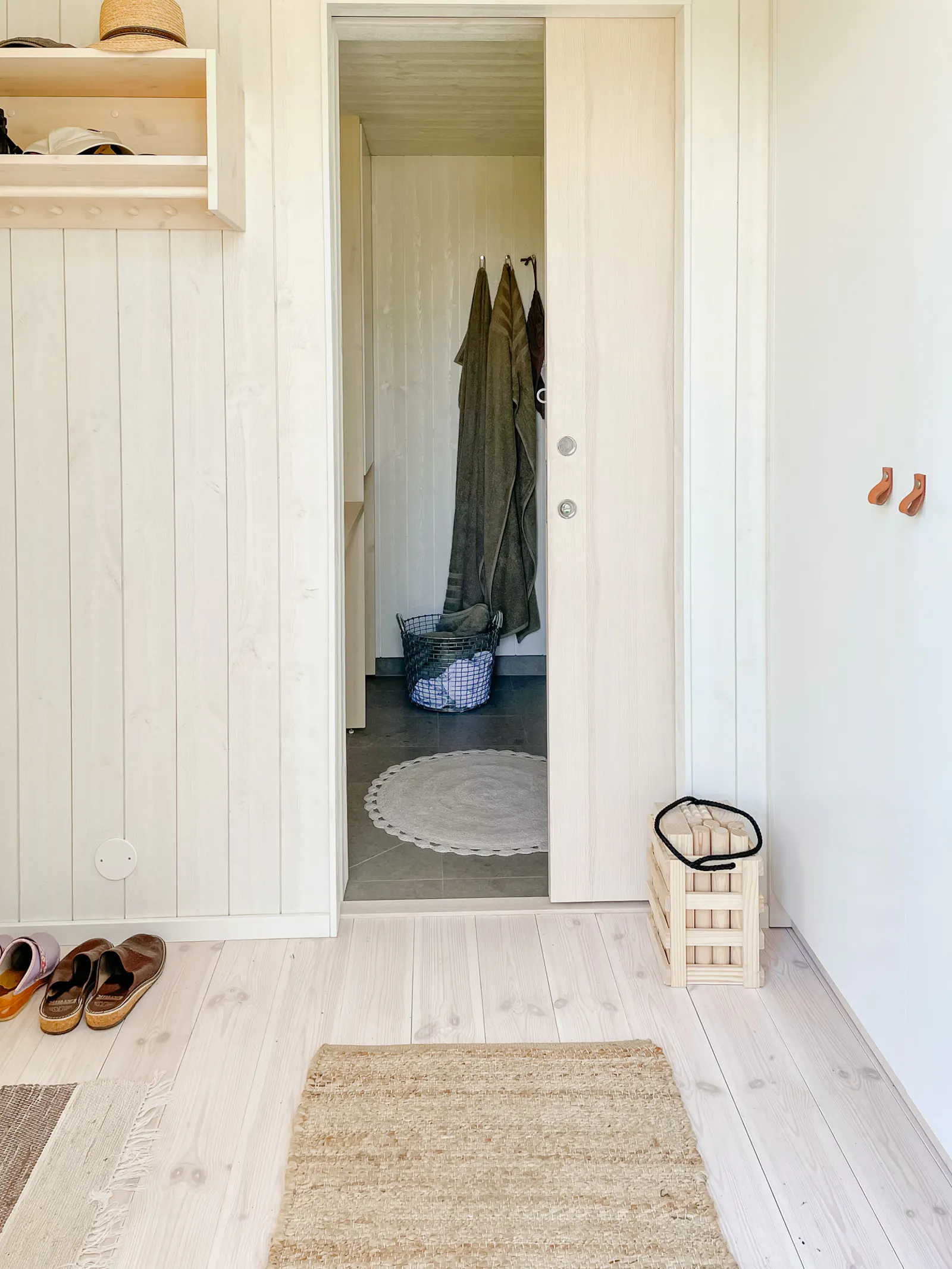 Modernt svart trähus på Bjärehalvön – bild 13 av 24