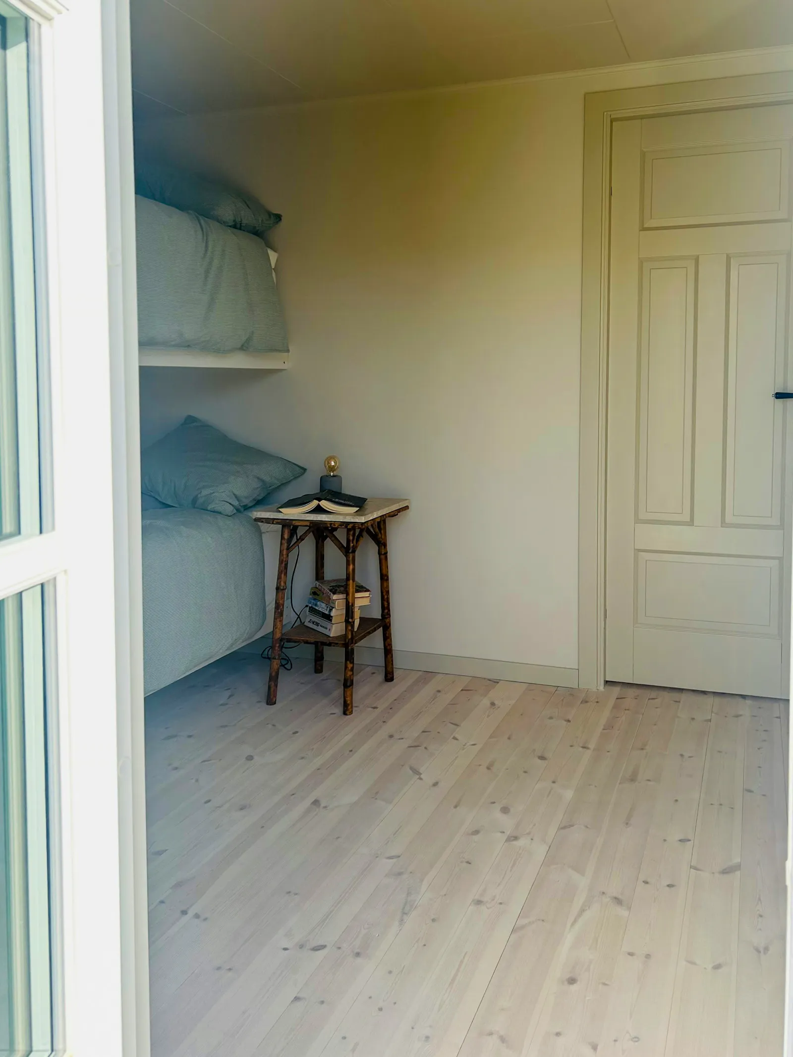 Stuga med glasveranda vid Apelvikens strand – bild 21 av 24