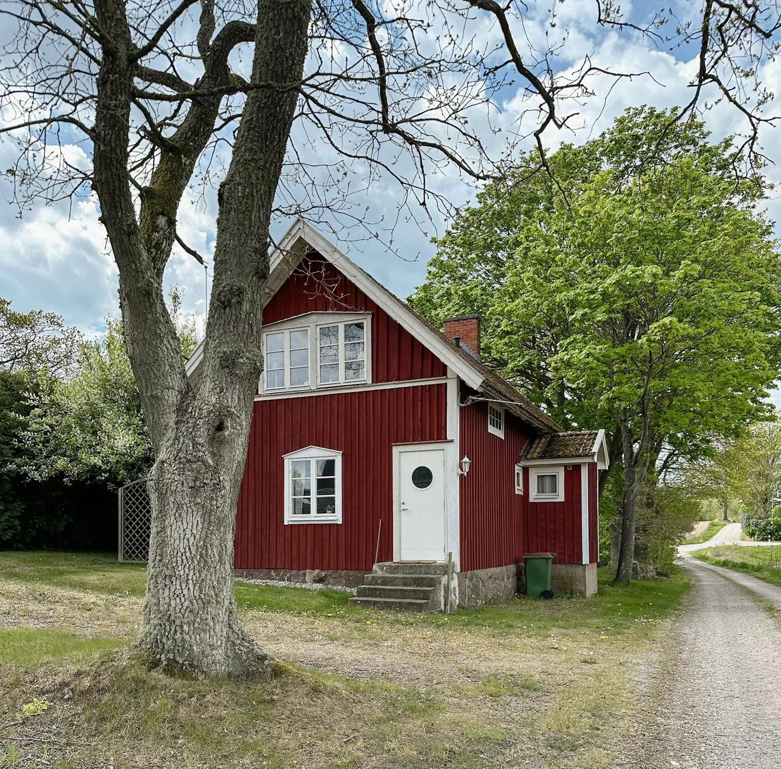 Traditionellt rött hus vid sjön i Småland – bild 2 av 24