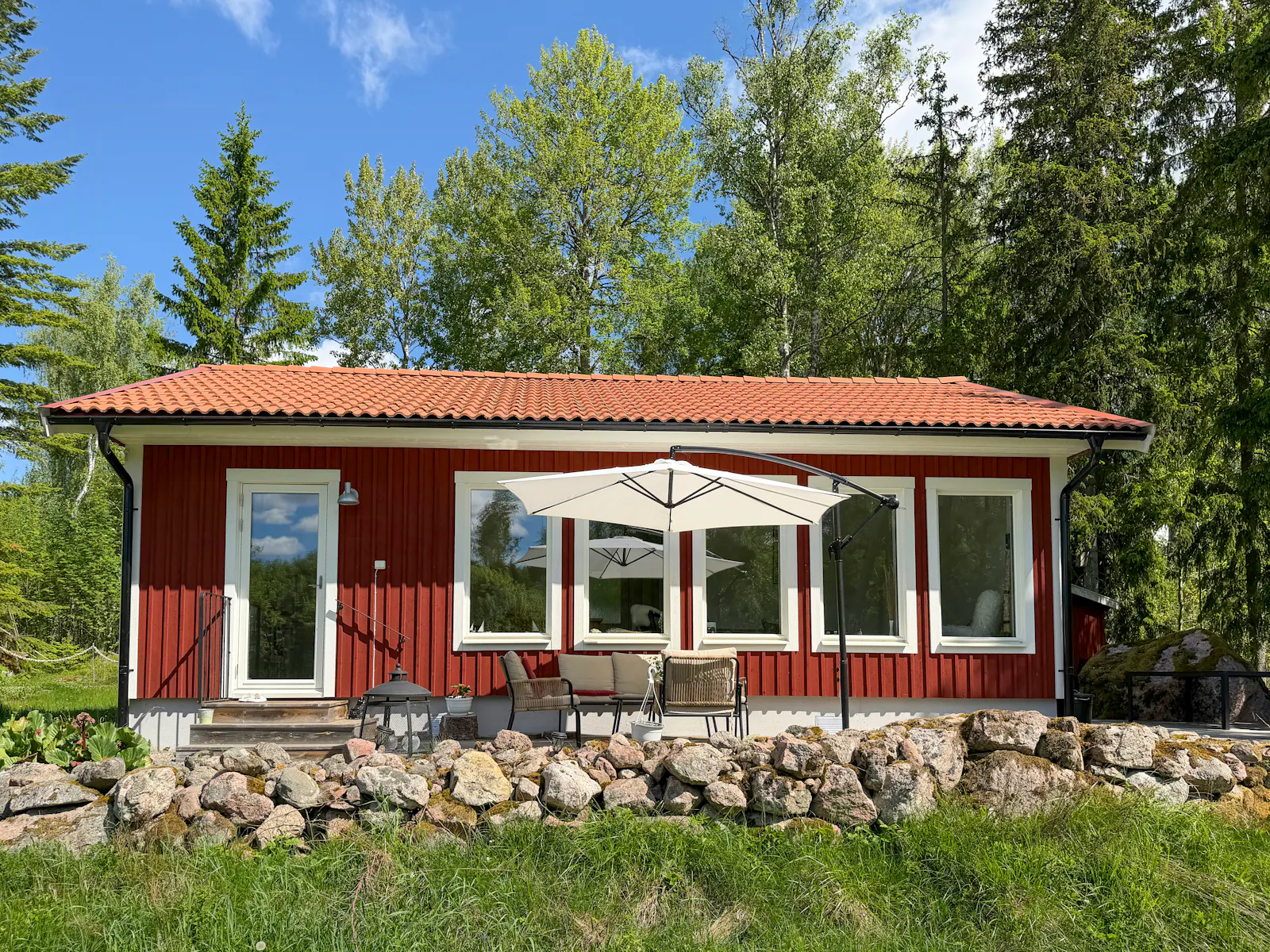 Skogshem med bastu vid Dalälven i Hedesunda – bild 2 av 24
