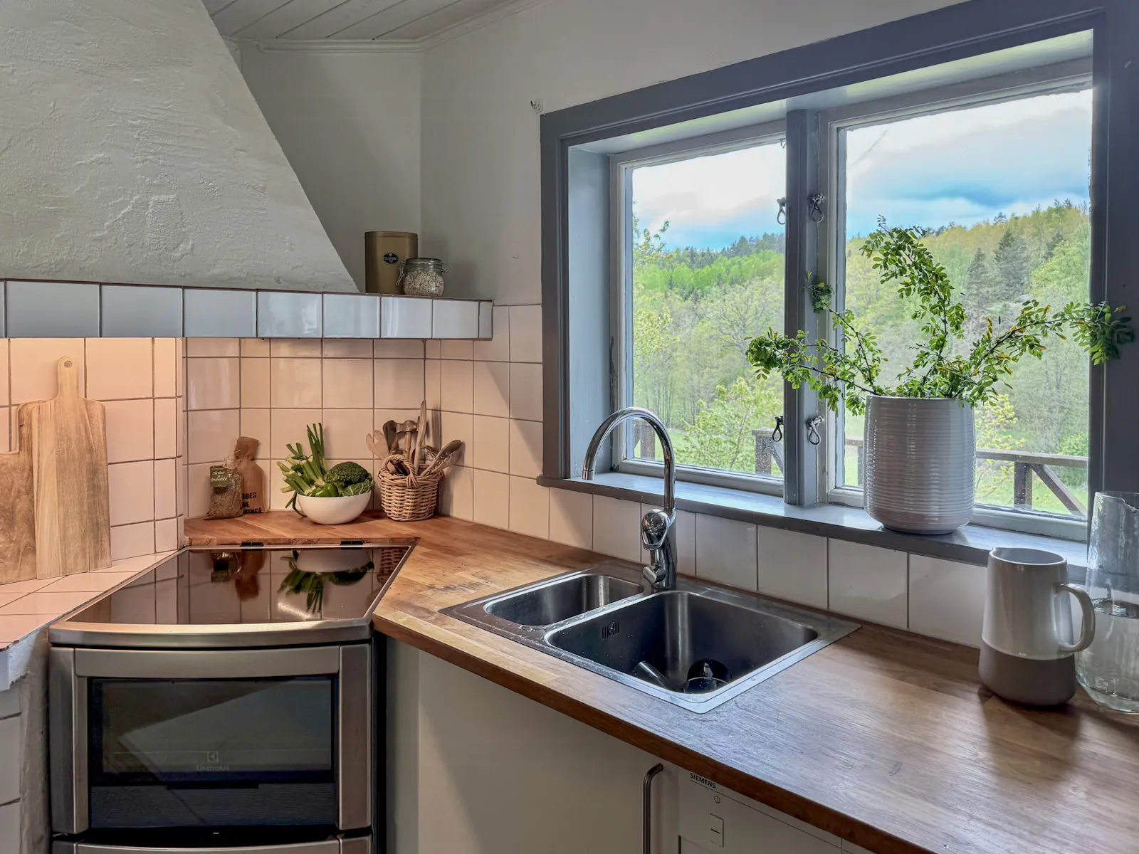 Stort hus med utsikt över skogssjö – bild 5 av 24