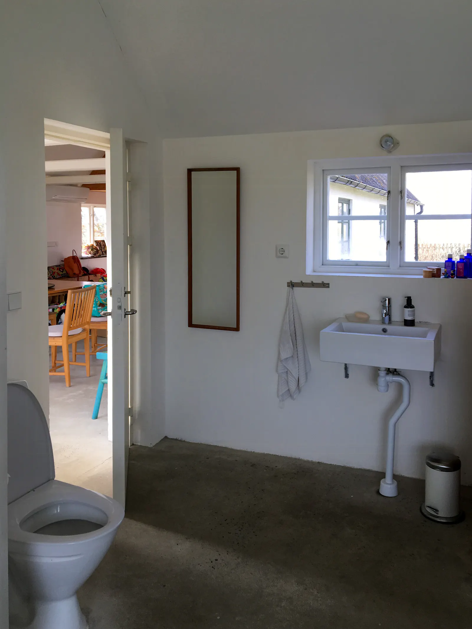 Semesterhus med växthus nära stranden i Mälarhusen – bild 19 av 24