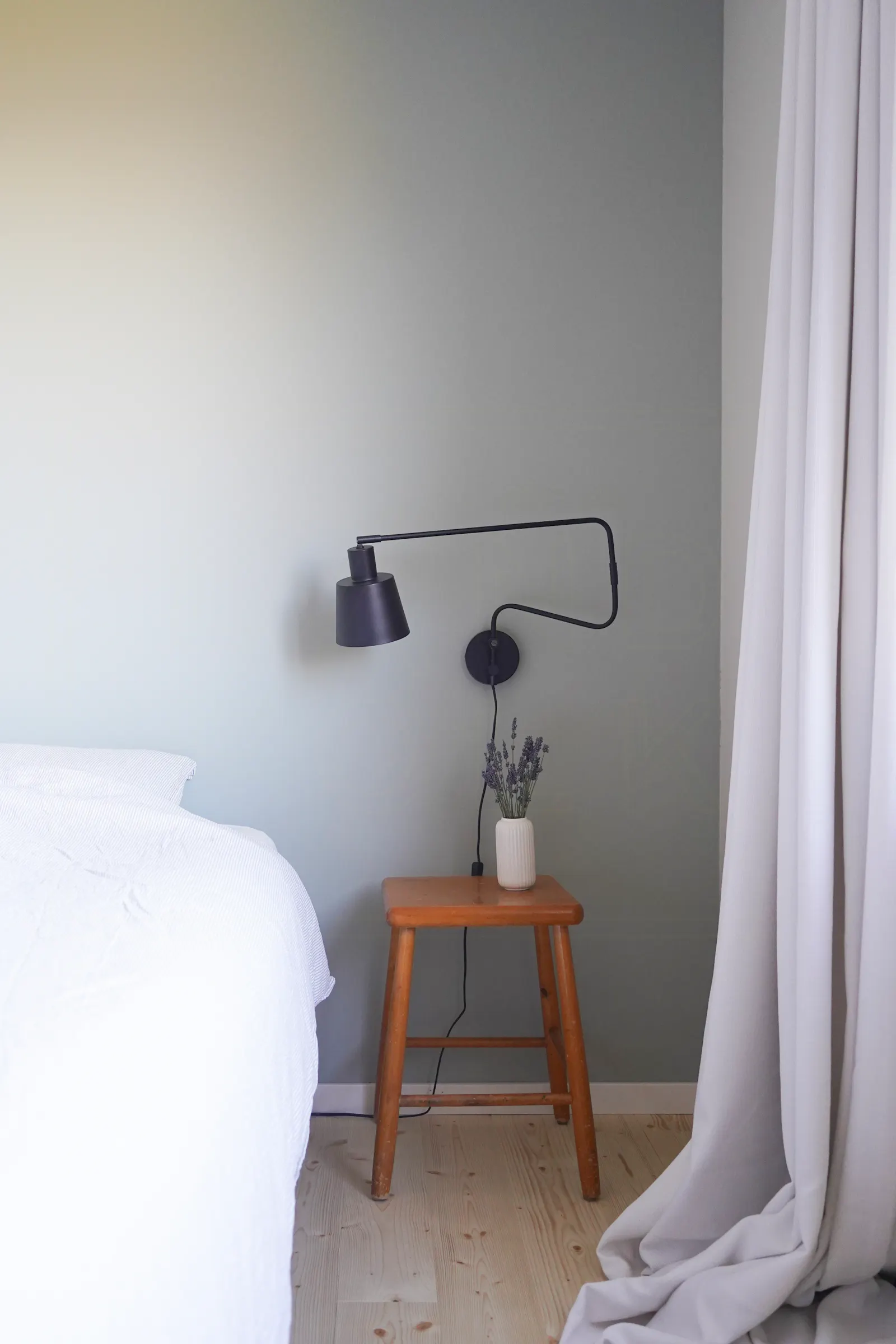 Skogsnära stuga med utsikt över Västra Öresjön – bild 18 av 24