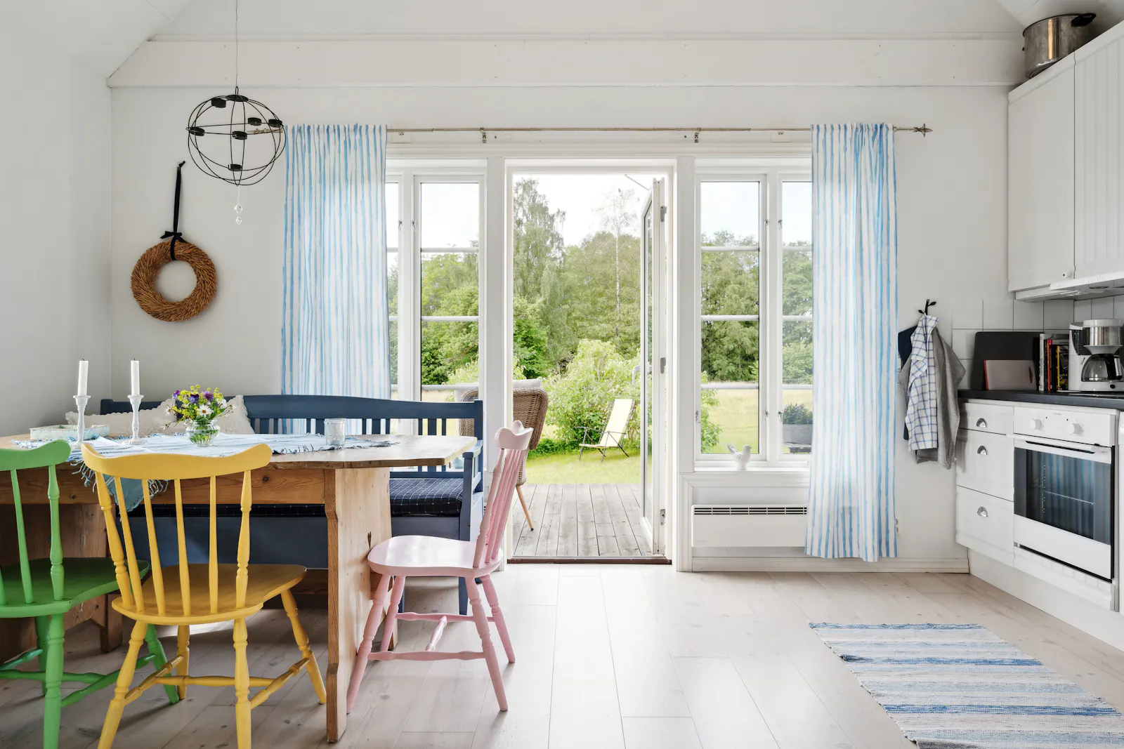 Sjönära sommarstuga med natur i Halland – bild 4 av 24