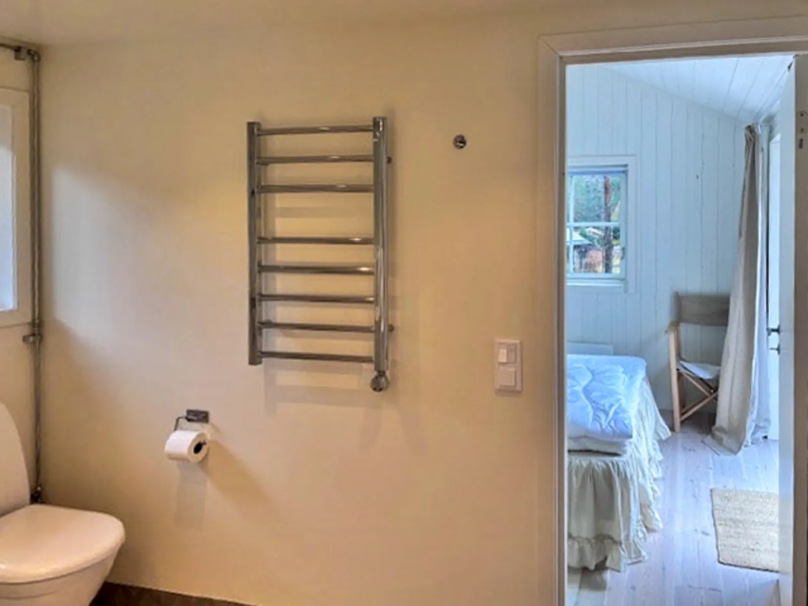 Lantligt hus i Stavsnäs med stor altan – bild 13 av 24