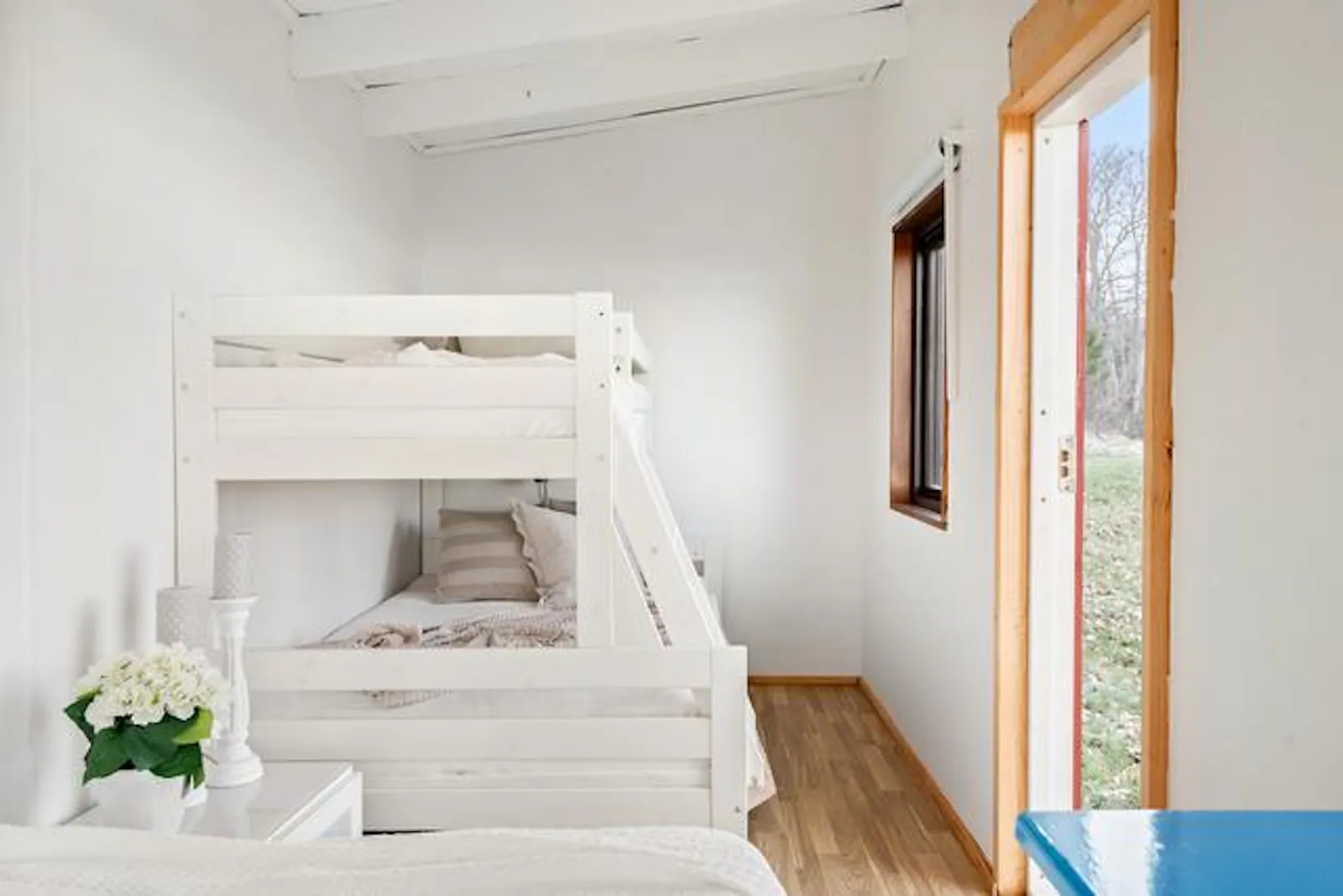 Stuga med strandtomt, båt och brygga i Småland – bild 10 av 24