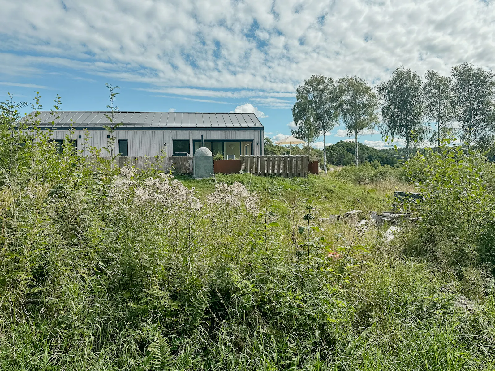 Ljus stuga med en storslagen terrass vid sjön – bild 13 av 24