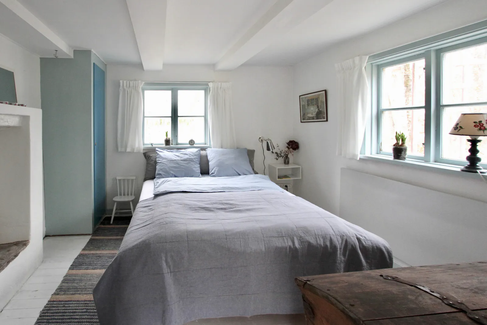 Traditionellt svenskt hus i skogens djup – bild 10 av 24
