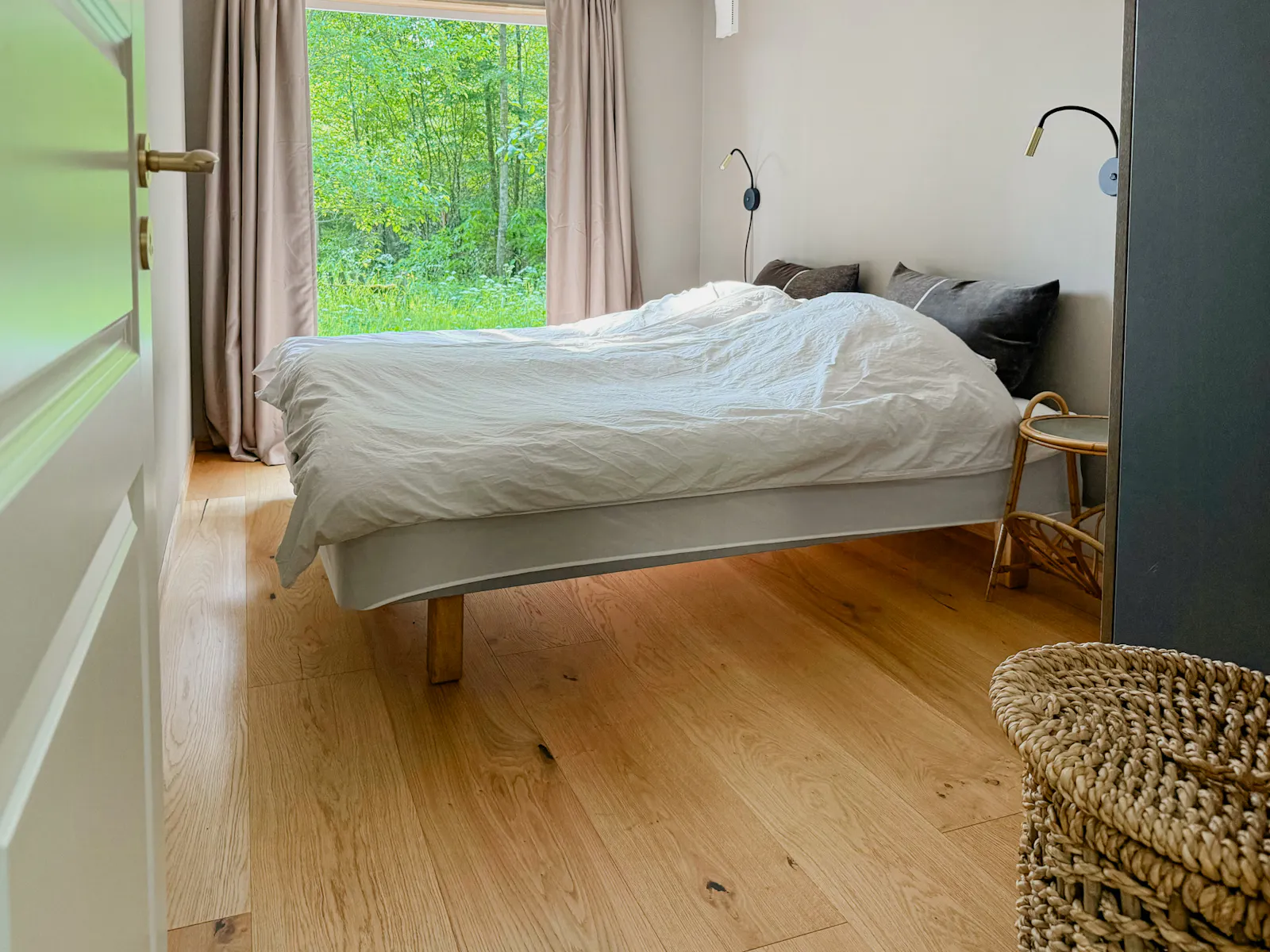 En gammal vattenkvarn vid en bäck och en vacker skog – bild 11 av 24
