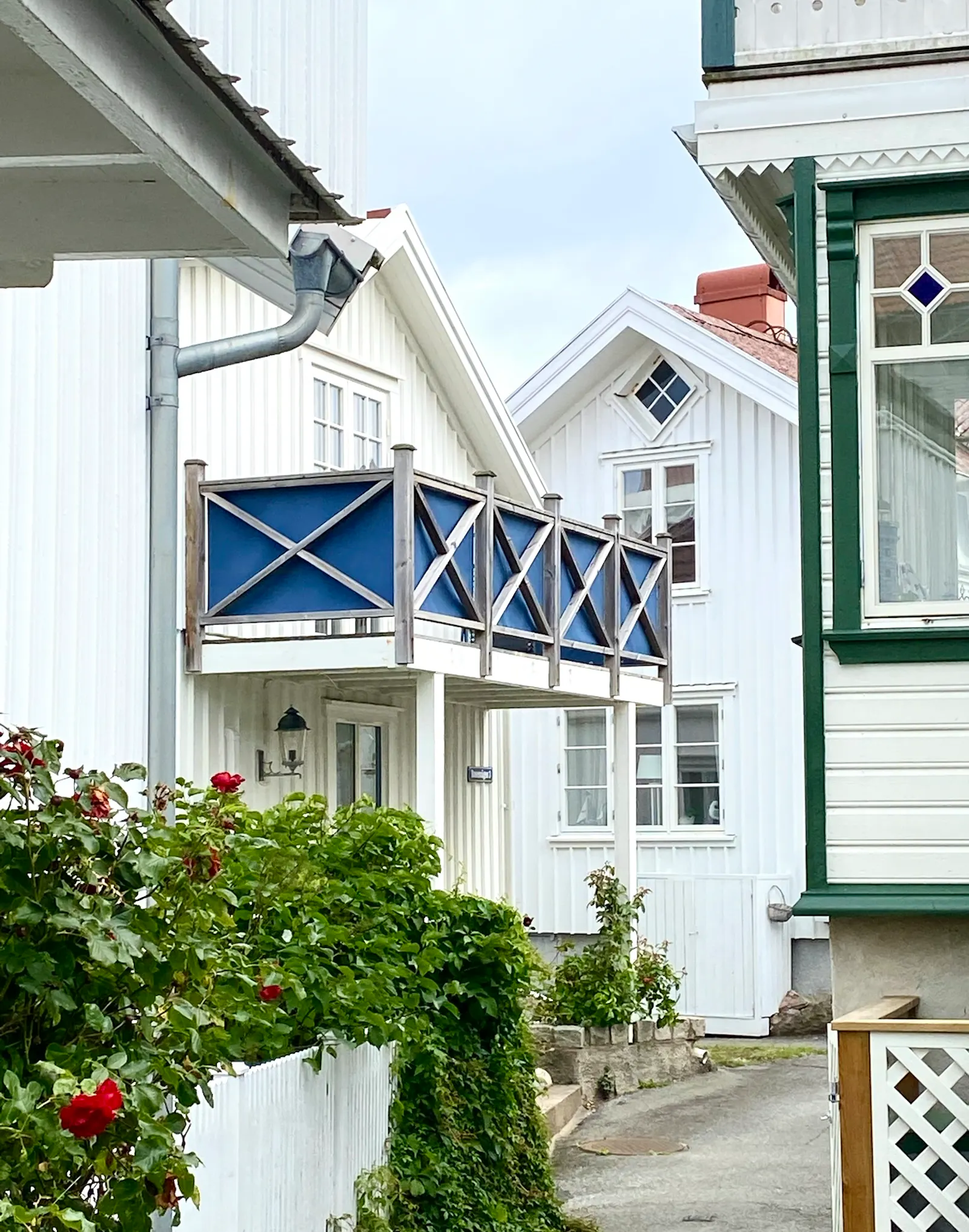 Ett vitt trähus i öns charmigaste gränd – bild 22 av 24