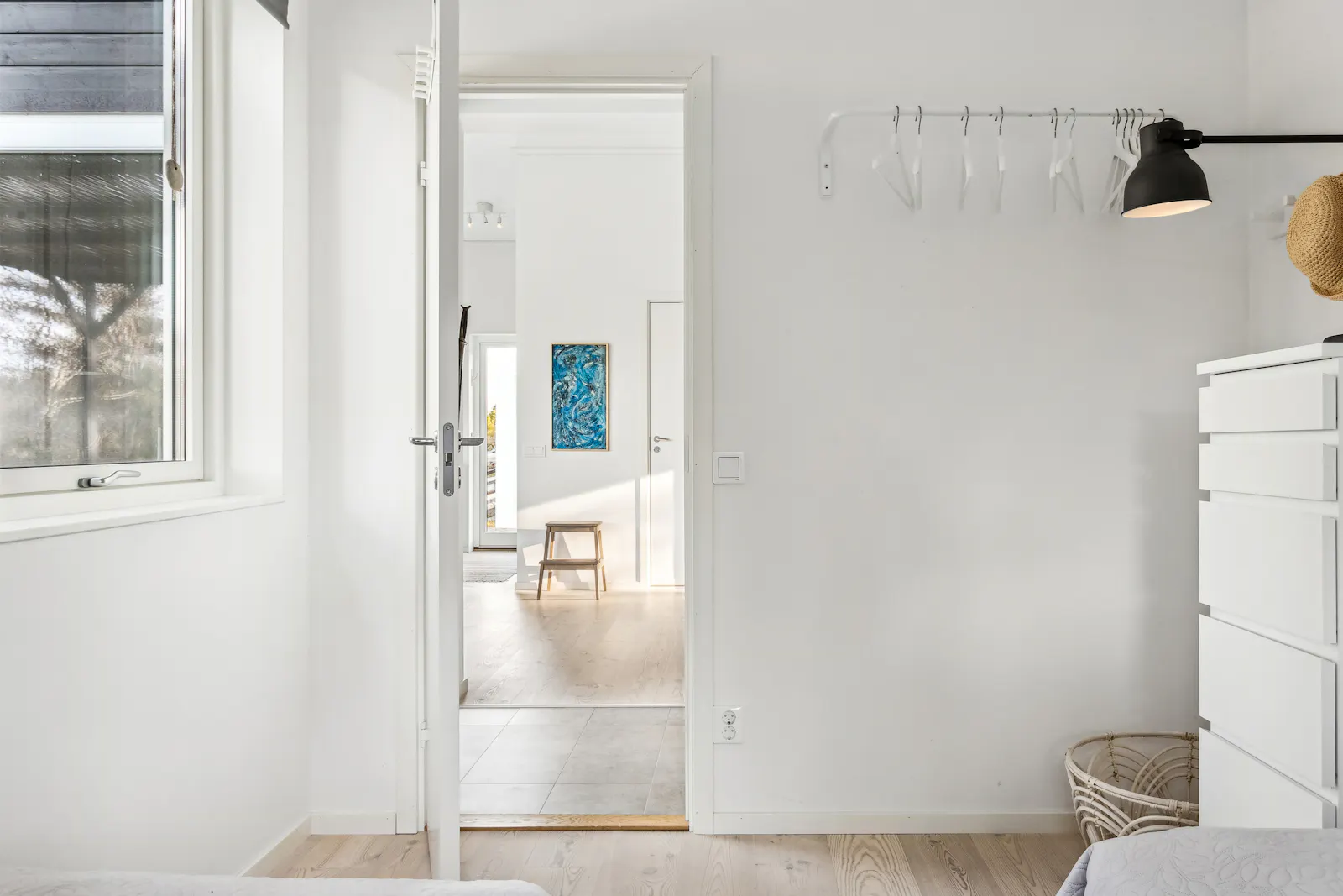 Arkitektritat hus i Fröjel nära stranden – bild 22 av 24