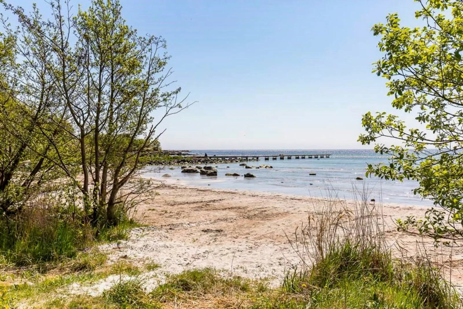 Nybyggt arkitektritat hus vid havet i Sandviken – bild 21 av 23