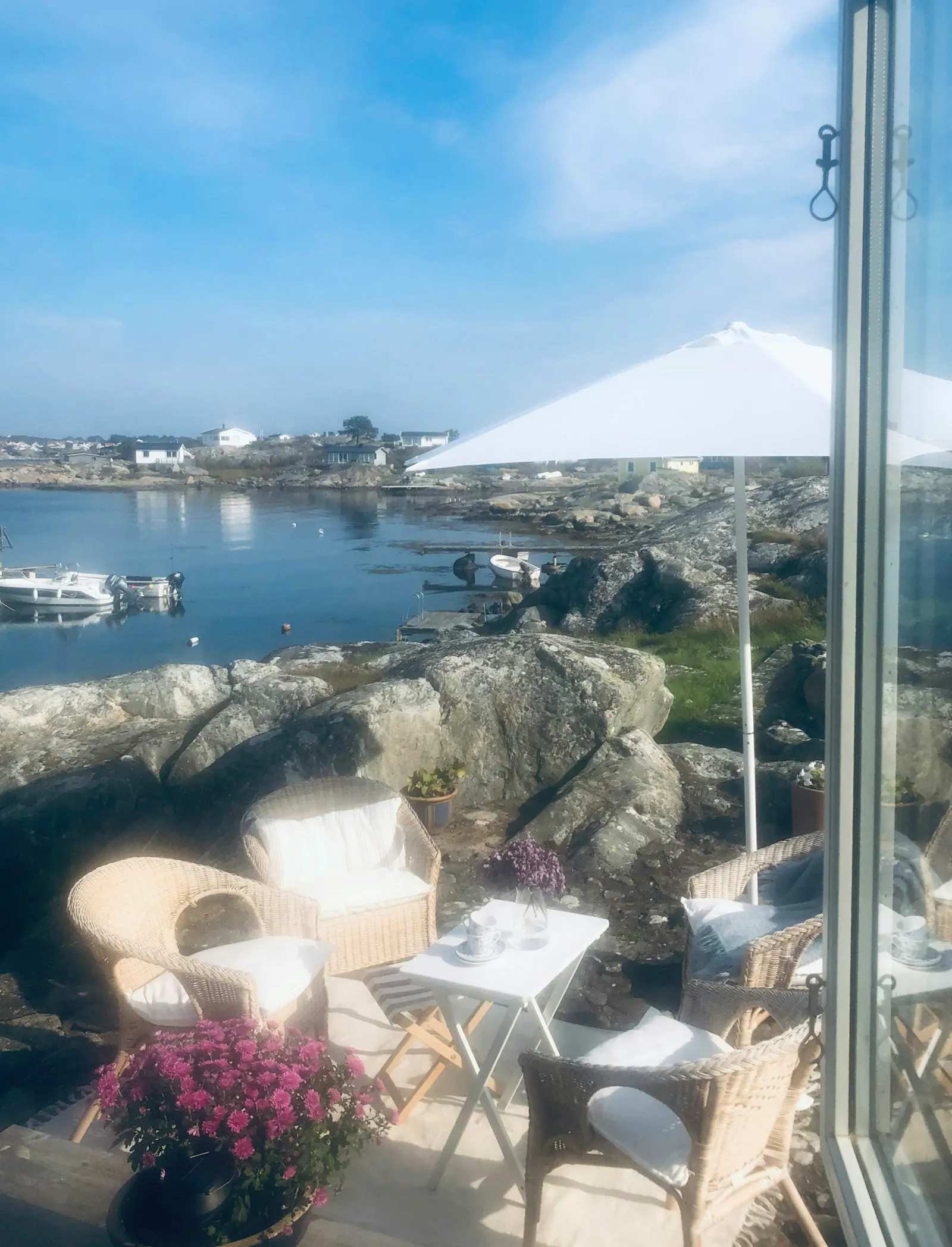 Stuga med havsutsikt på skärgårdsön Kårholmen – bild 10 av 13