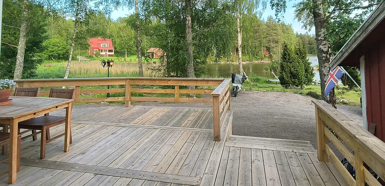 Nybyggd stuga vid Vätterns strand – bild 2 av 12