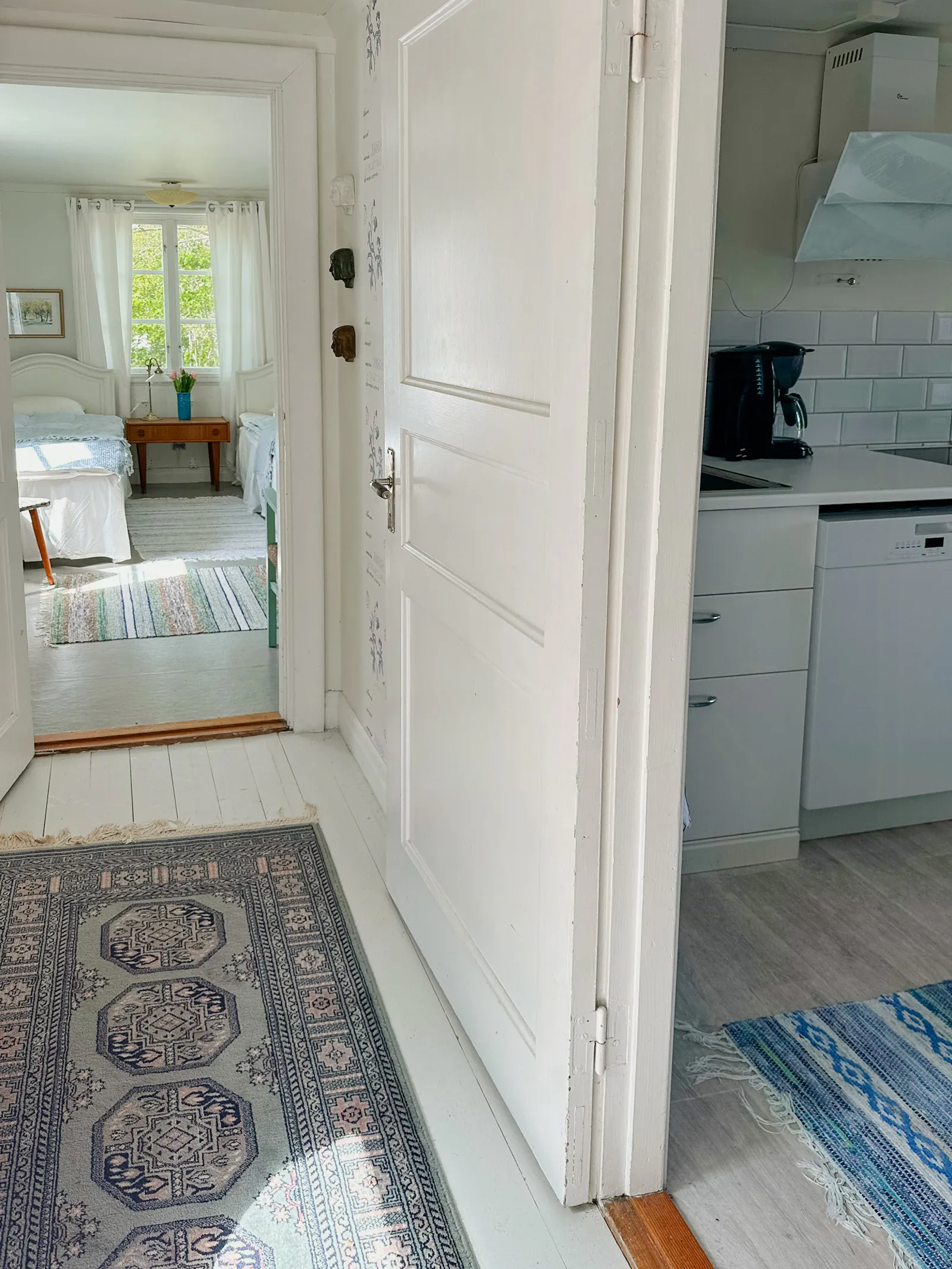 Traditionellt rött hus vid sjön i Småland – bild 16 av 24