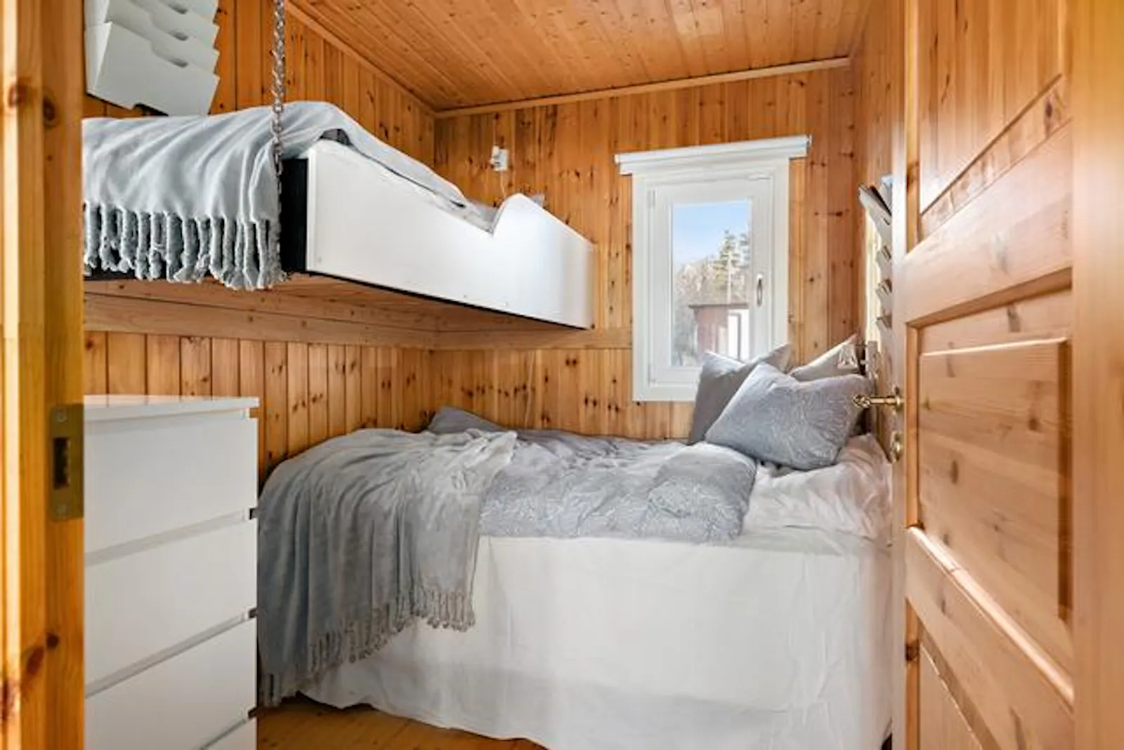 Stuga med strandtomt, båt och brygga i Småland – bild 9 av 24