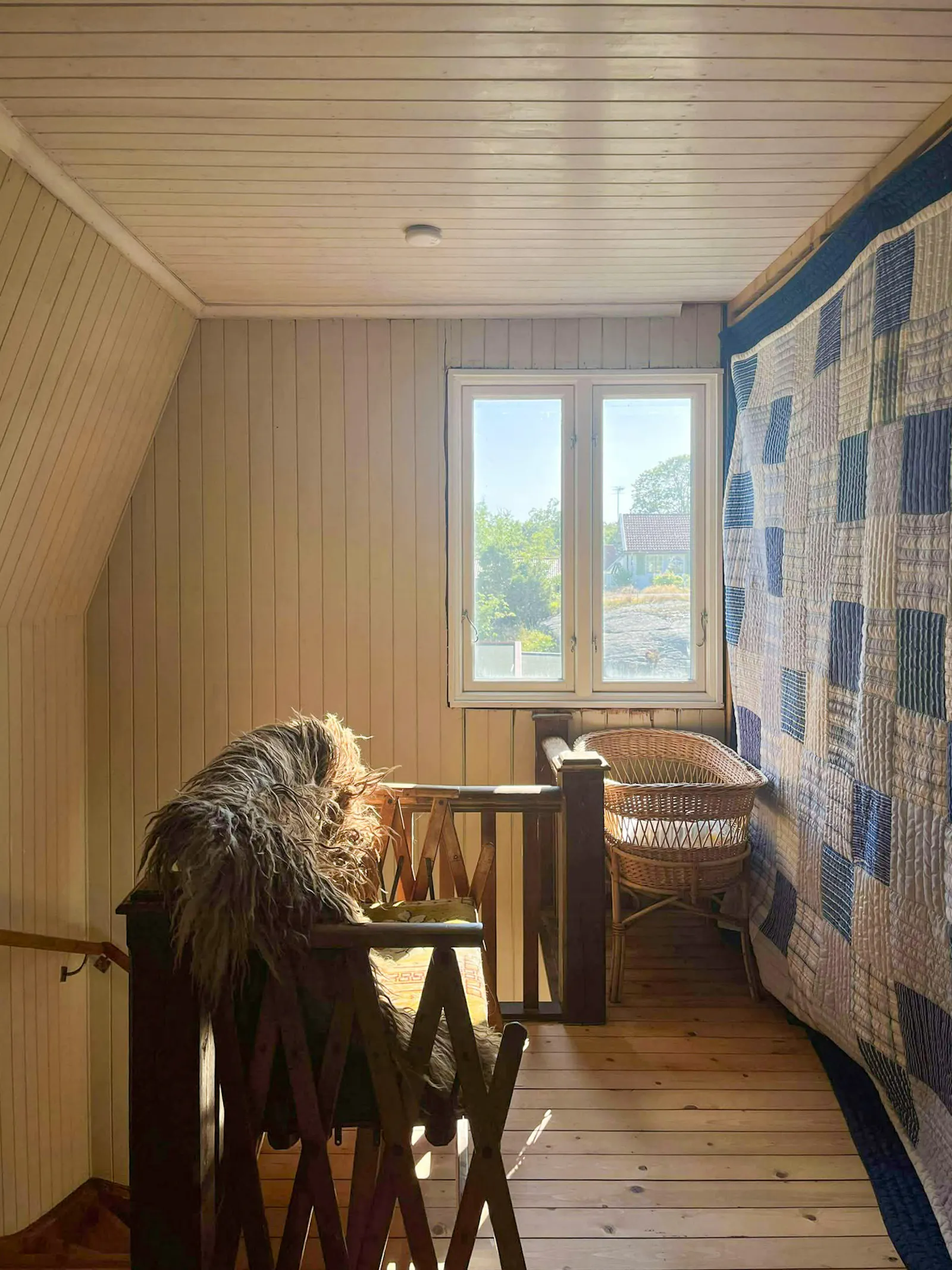 Klassiskt hus i Bohuslän-stil vid Ekenäs hamn på Koster – bild 17 av 24