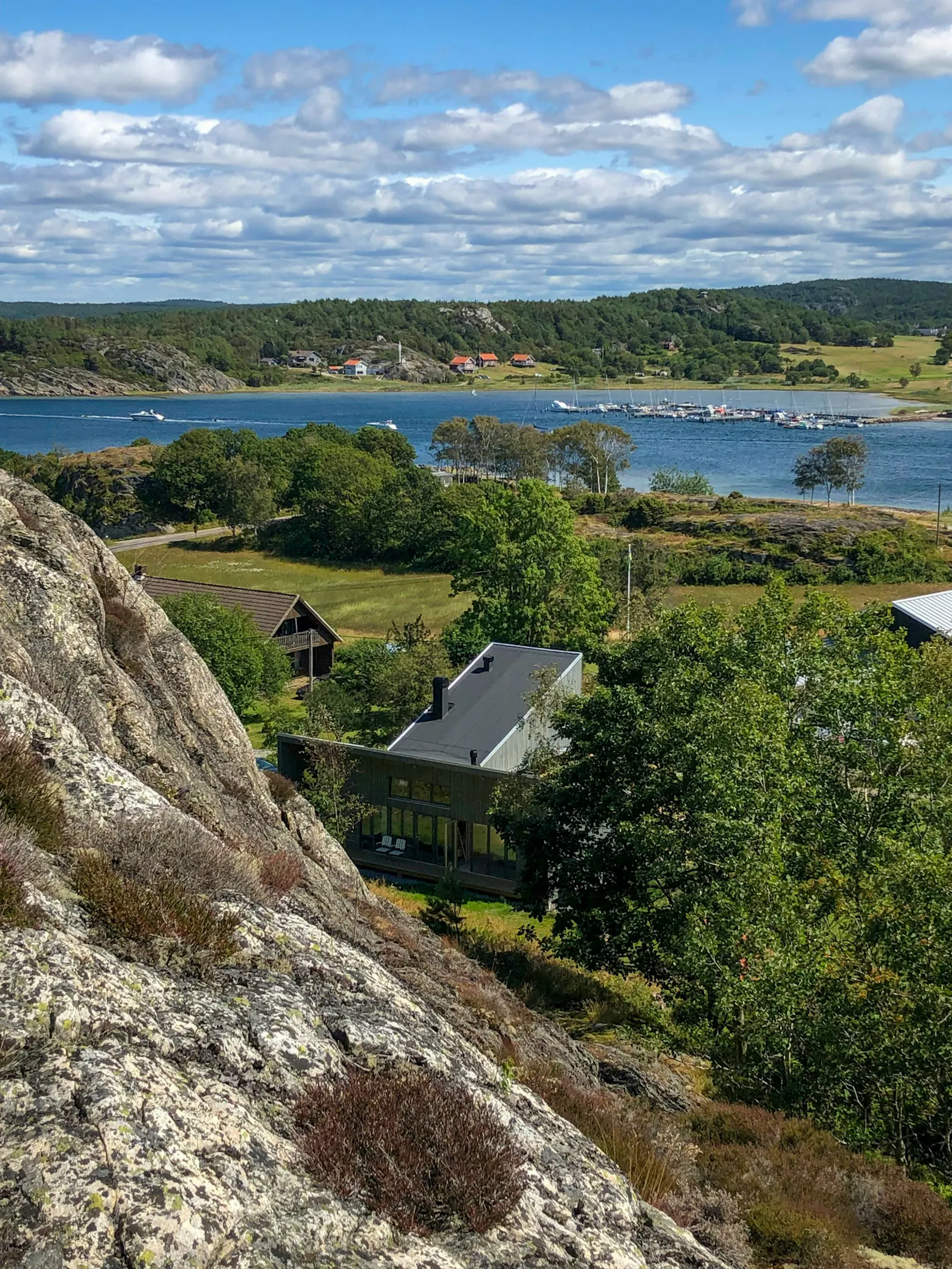 Arkitektritat hus vid Malö strömmar – bild 12 av 16