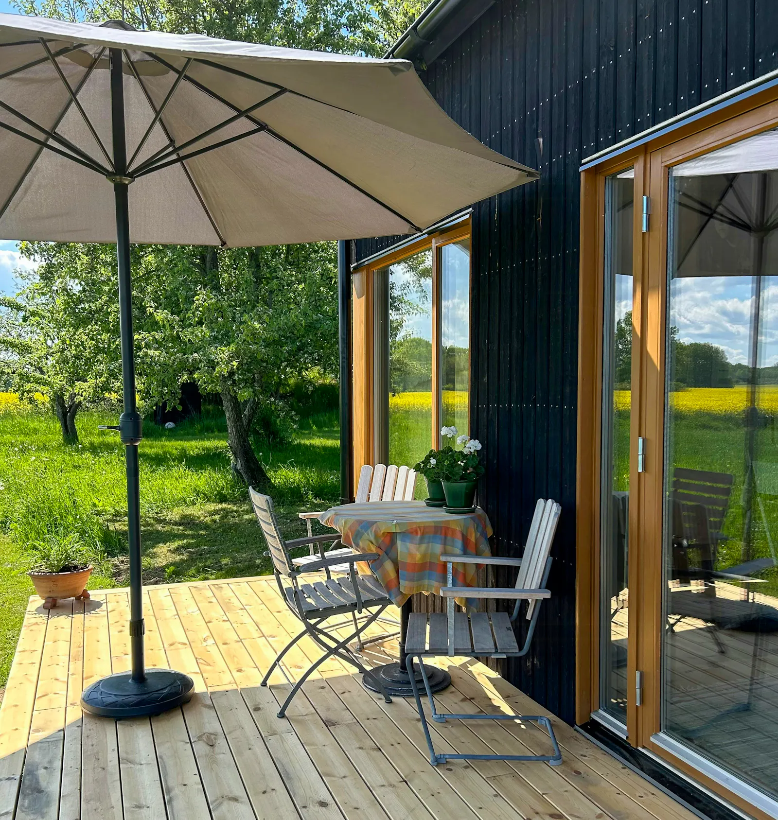 Litet hus bland äppelträd nära Vättern – bild 4 av 19