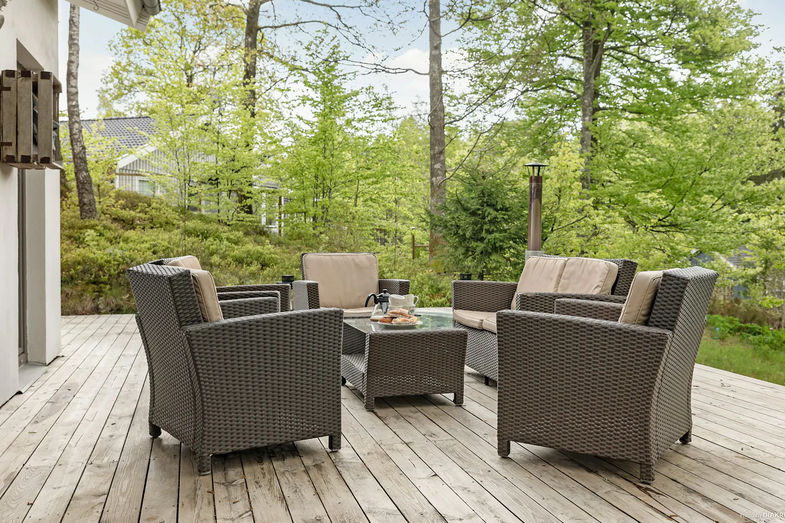 Modernt stenhus med badtunna i Åsljunga skog – bild 22 av 24
