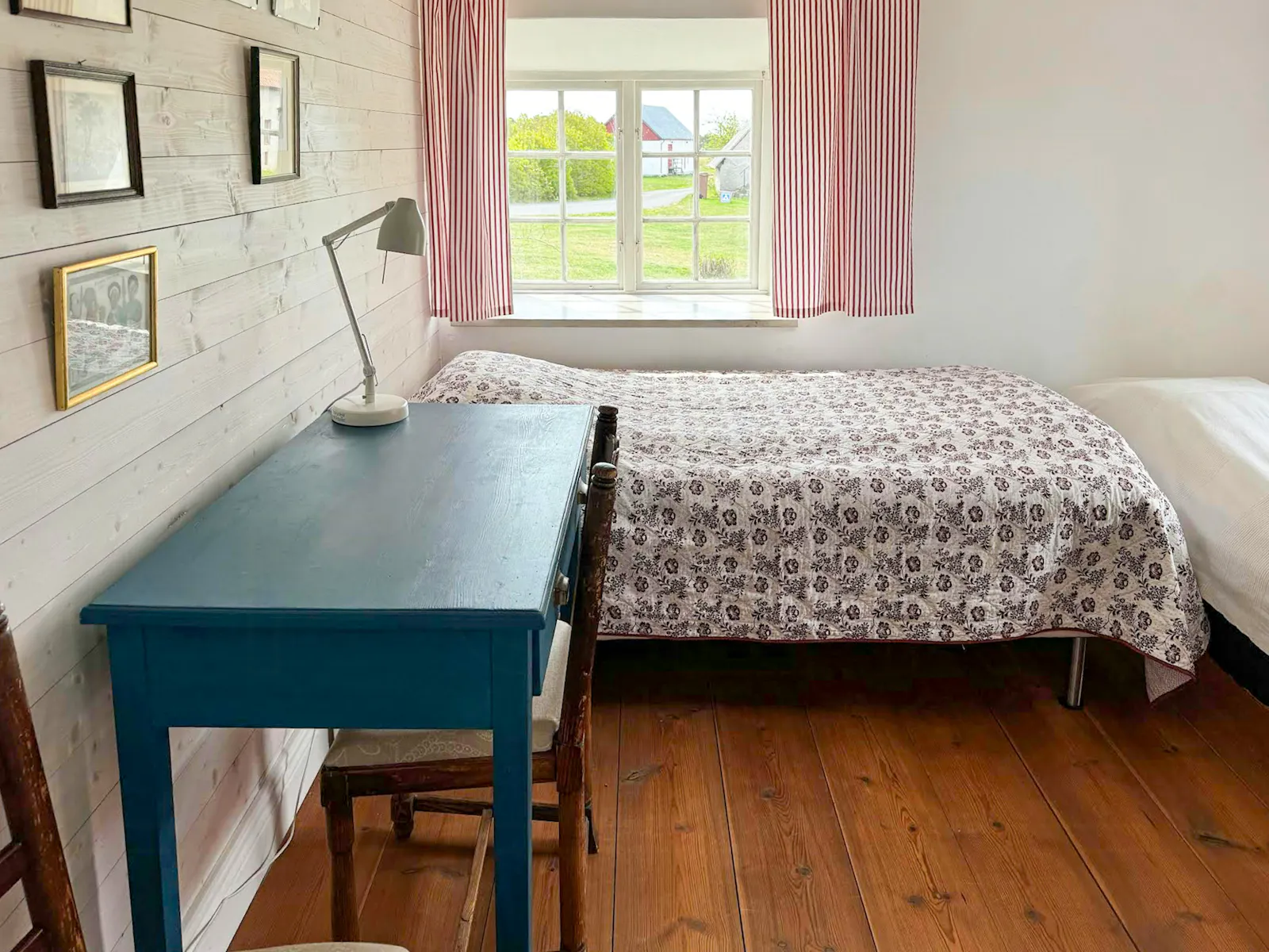 Traditionellt gårdshus vid Dämba sjö på Fårö – bild 11 av 19