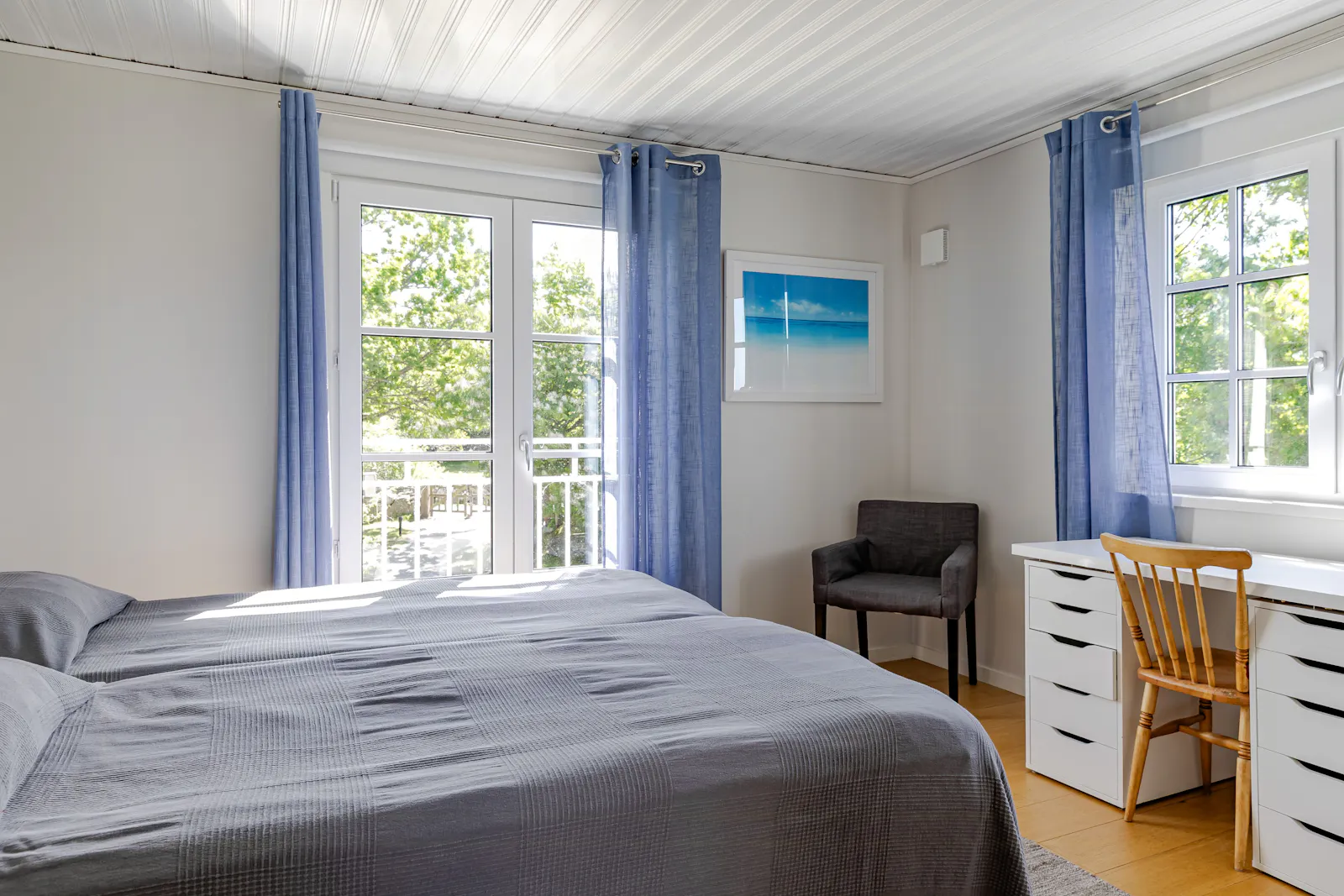 Modern stuga med utsikt och egen båt på Aspö – bild 17 av 24
