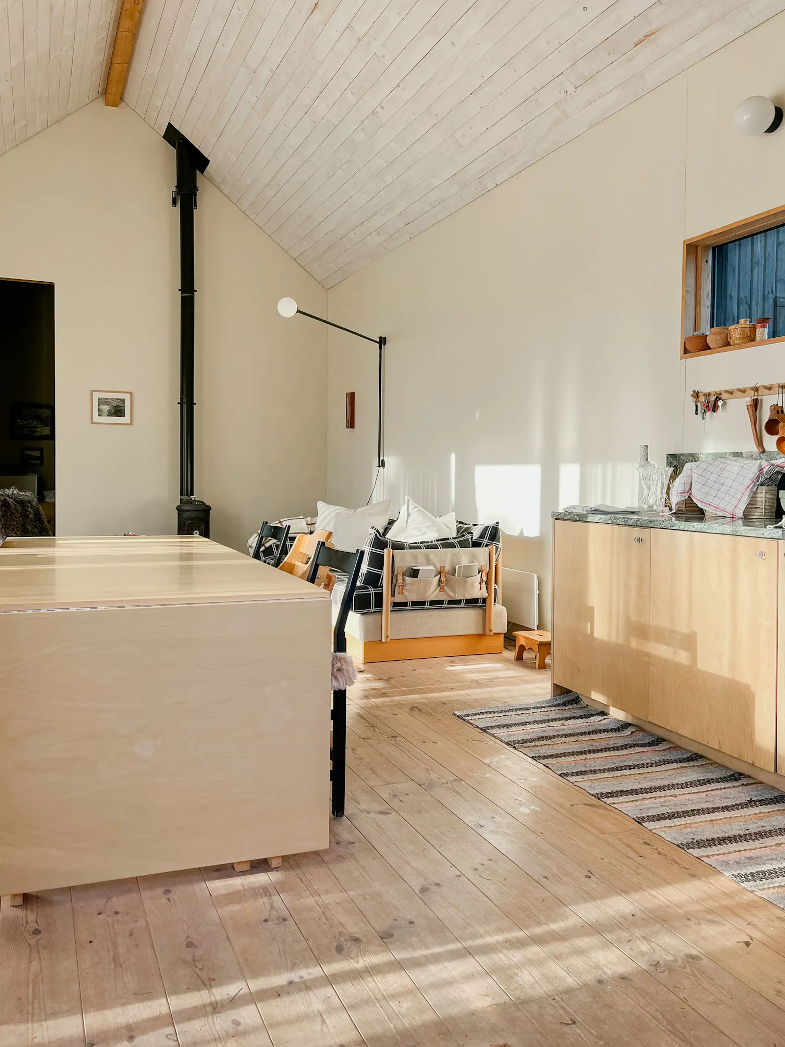 Handbyggd stuga vid Sörmlandsleden – bild 7 av 24