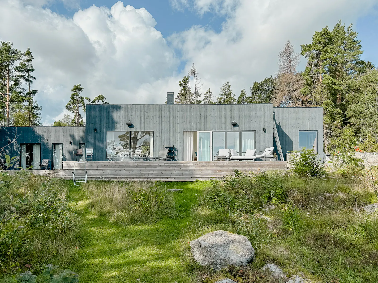 Skärgårdshus med havsutsikt och naturlig charm – bild 2 av 21