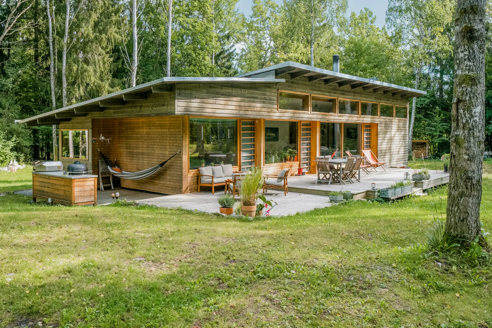 Familjestuga med stor tomt nära vattnet – bild 21 av 24