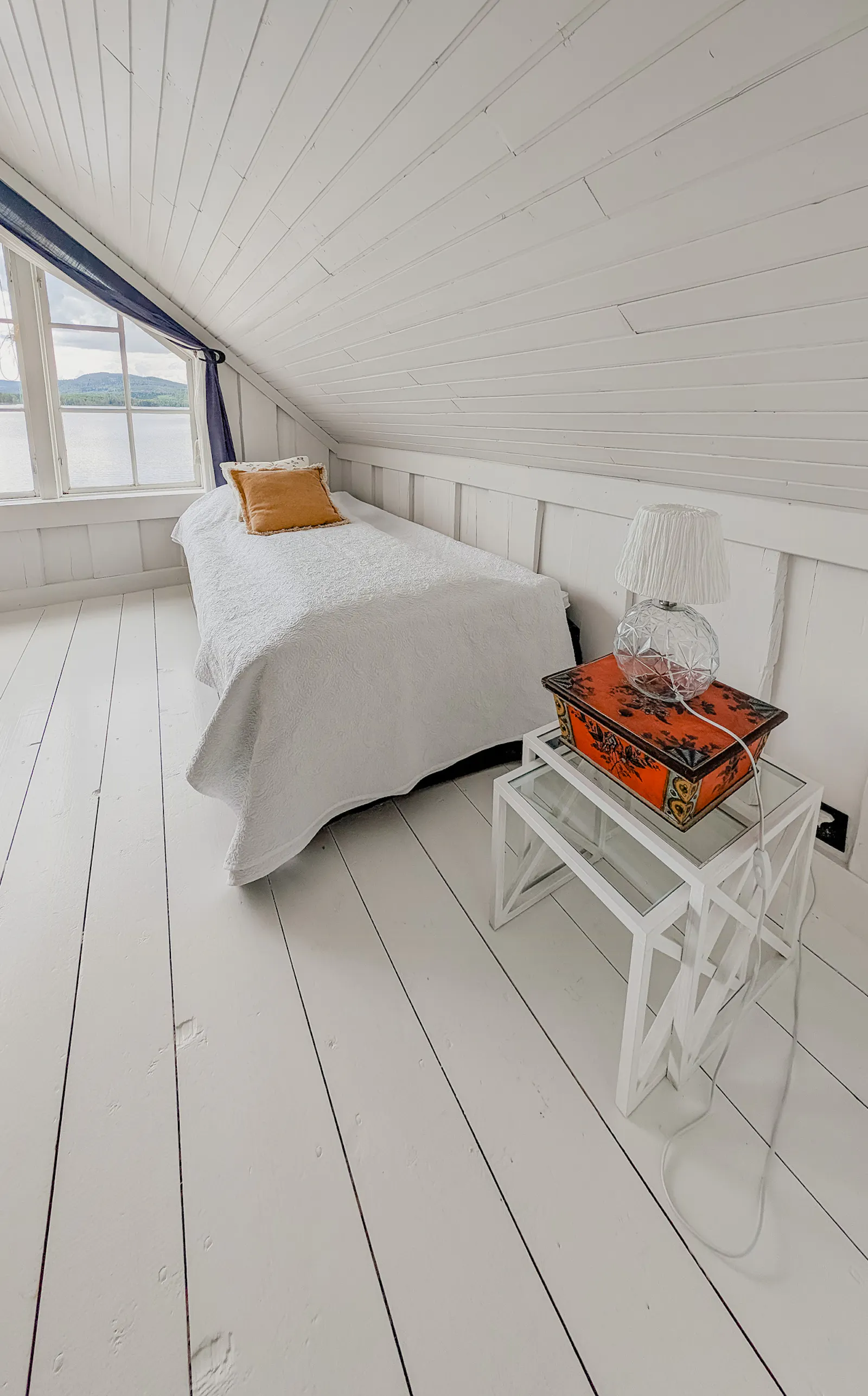 Lantlig stuga med panoramautsikt över Hansesjön – bild 20 av 24