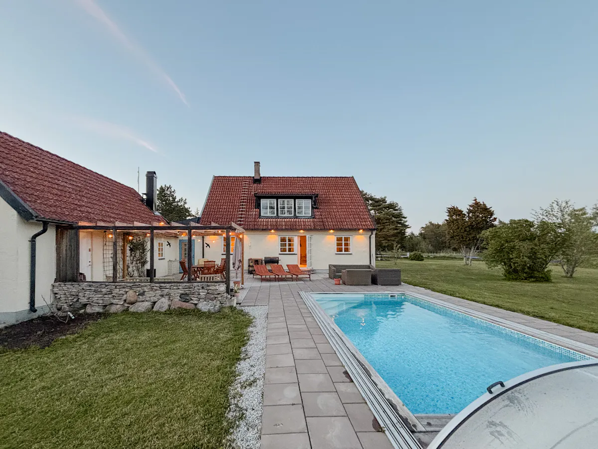 Pool och närhet till stranden i Fröjel