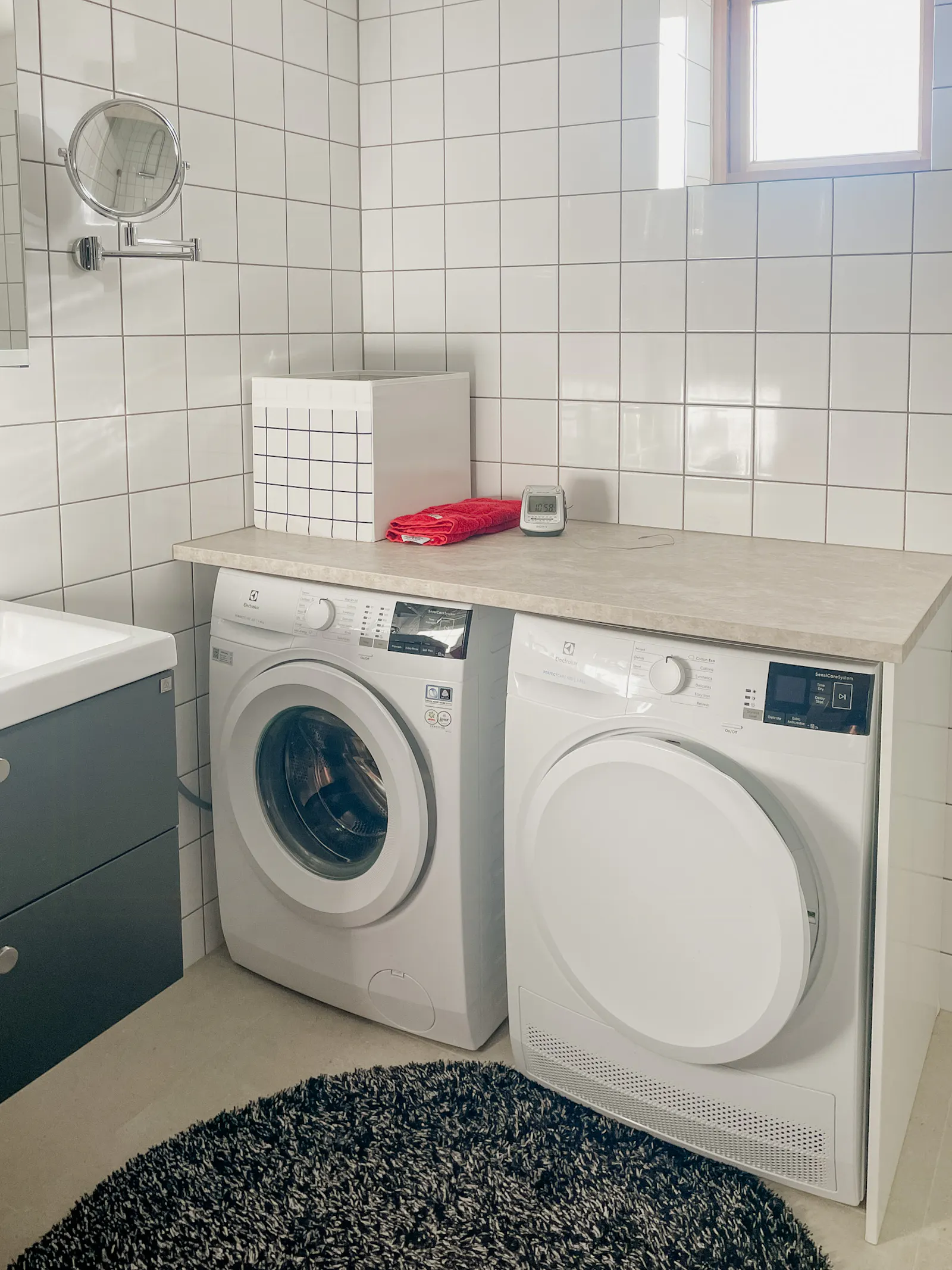 Modernt trähus bland äppelträd med havsutsikt – bild 16 av 21