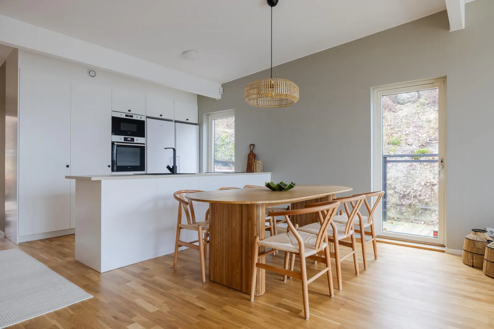 Modern skogsvilla med havsutsikt och bastu – bild 8 av 24