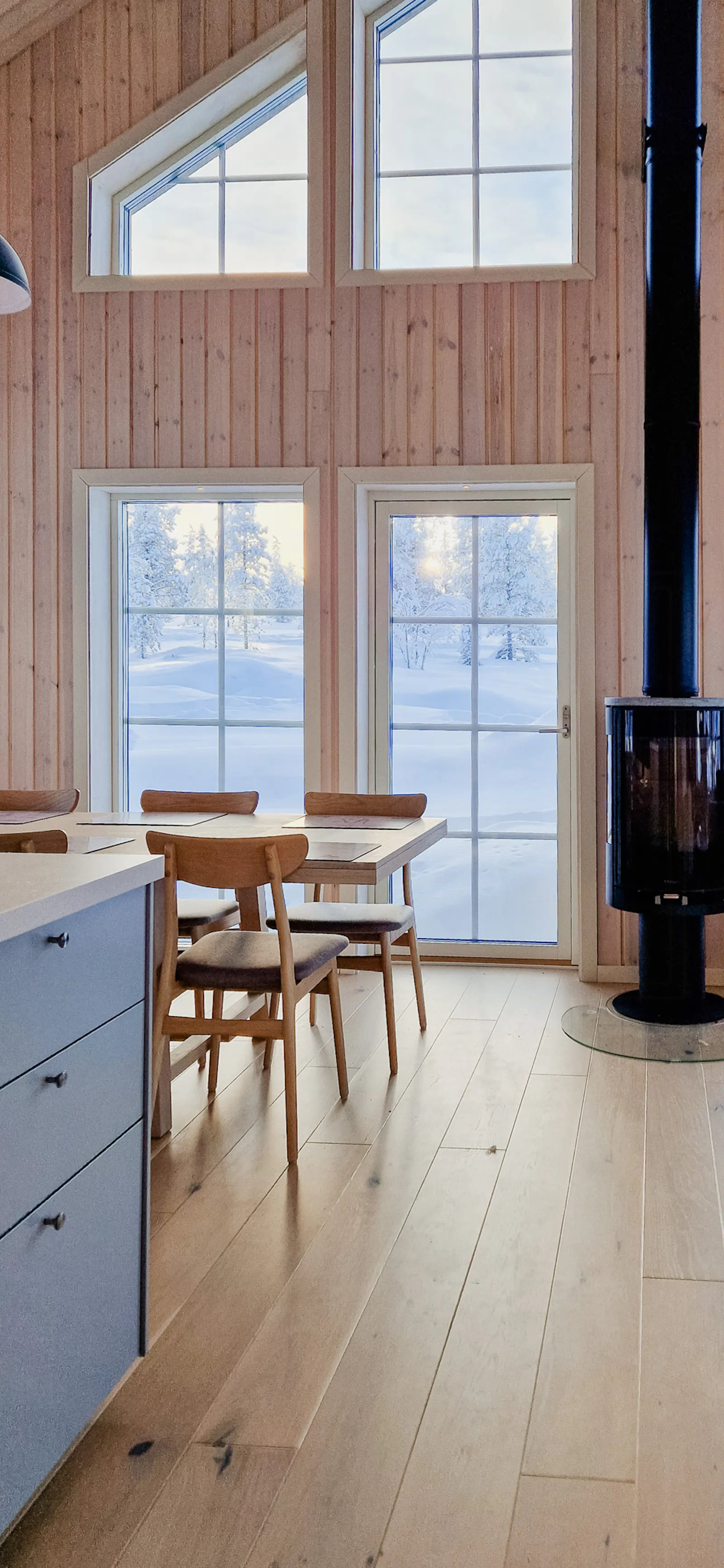 Ljus fjällstuga med utsikt över Näsfjällets topp – bild 9 av 24