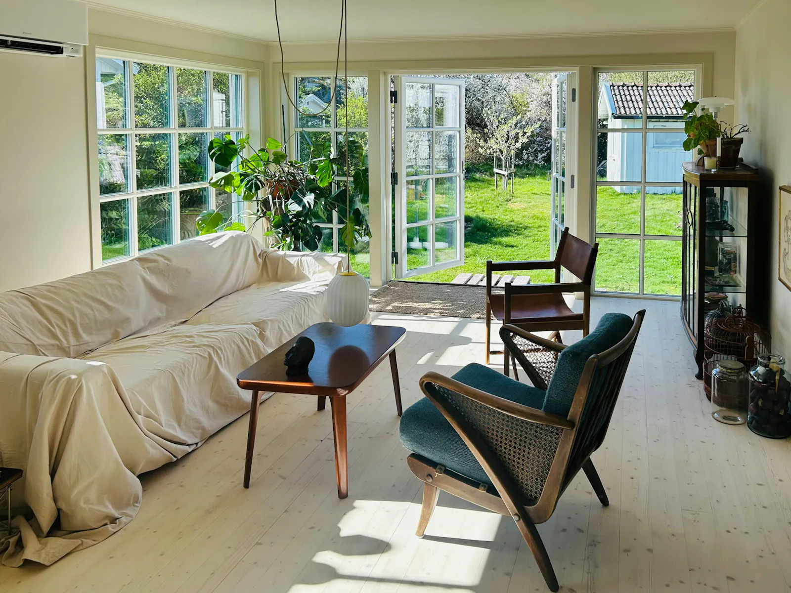 Stuga med glasveranda vid Apelvikens strand – bild 10 av 24