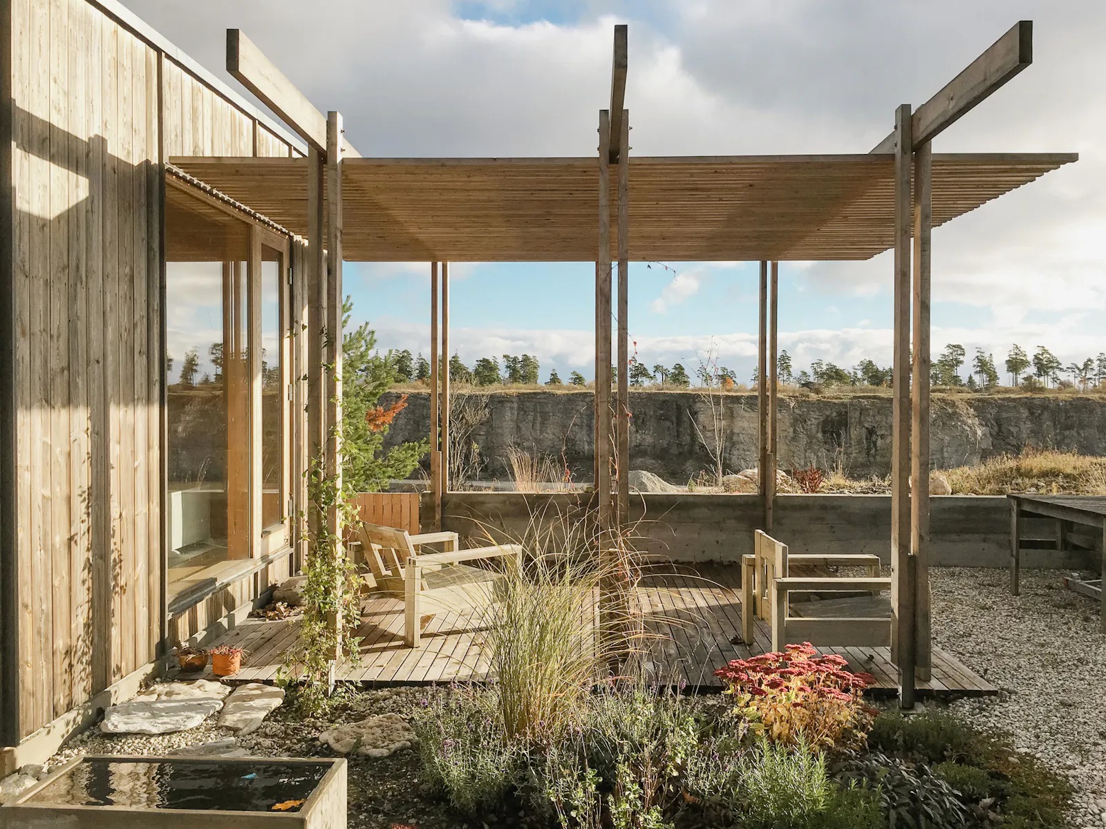 Arkitektritat hus på klippkanten vid Bungenäs – bild 13 av 21