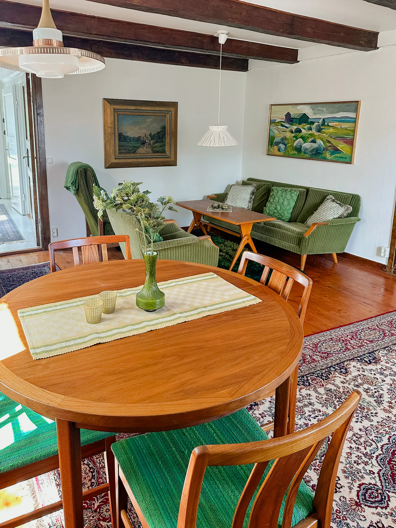 Traditionellt rött hus vid sjön i Småland – bild 13 av 24