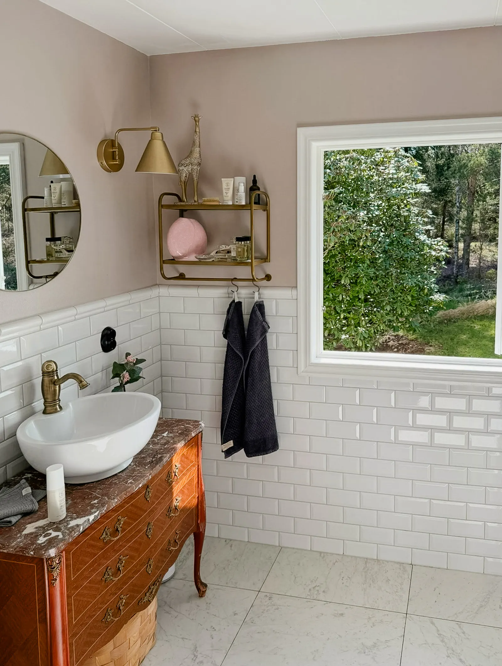 Sista huset vid skogen med utekök och badsjö – bild 16 av 24
