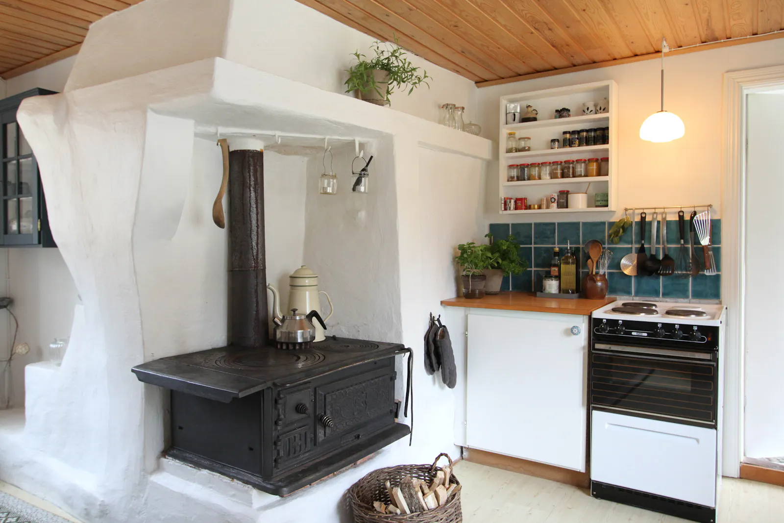Traditionellt svenskt hus i skogens djup – bild 3 av 24